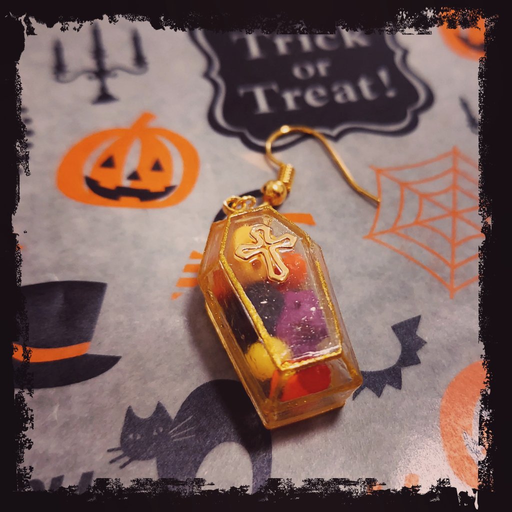 FictiF_handmade's tweet photo. 突発的お知らせ。

ただいま下北沢の素今歩北口店に、
ハロウィン向けの棺ピアス/イヤリングが3点だけございます🎃

是非、お手に取ってご覧ください！

#ハロウィン 
#ハンドメイド 
#ハンドメイド好きさんとつながりたい 
#素今歩
#3Dプリンター https://t.co/P7RNheYc0r