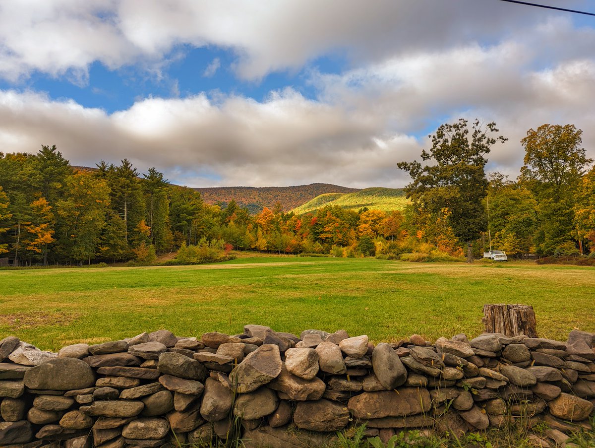 slichtenberg's tweet photo. @kellycass @ReynoldsWolf @AMHQ @weatherchannel Great to see you both on air this morning.  The northern Catskills are at peak fall colors.  The Kingston area is almost there.  It's a spectacular display this year!!! https://t.co/WPgGZxYAOn