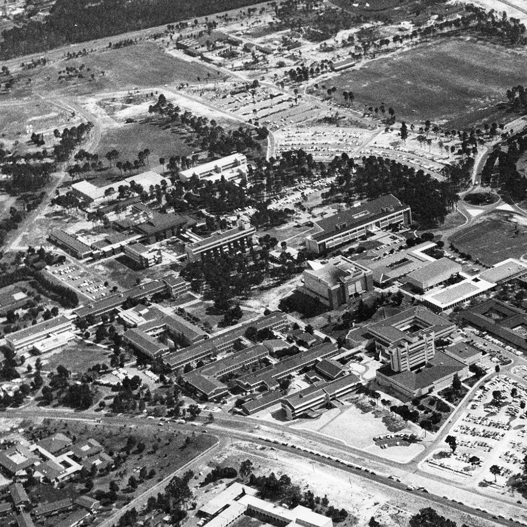 CurtinUni's tweet image. Wow, what a difference!

Check out how much Curtin has grown from the 1960s! We wonder what it will look like 70 years from now? 🤔

From L-R: [1960s, 1986, 2008, 2017]

📷 Curtin University Archives

#CurtinUniversity #CurtinThrowback #CurtinLife