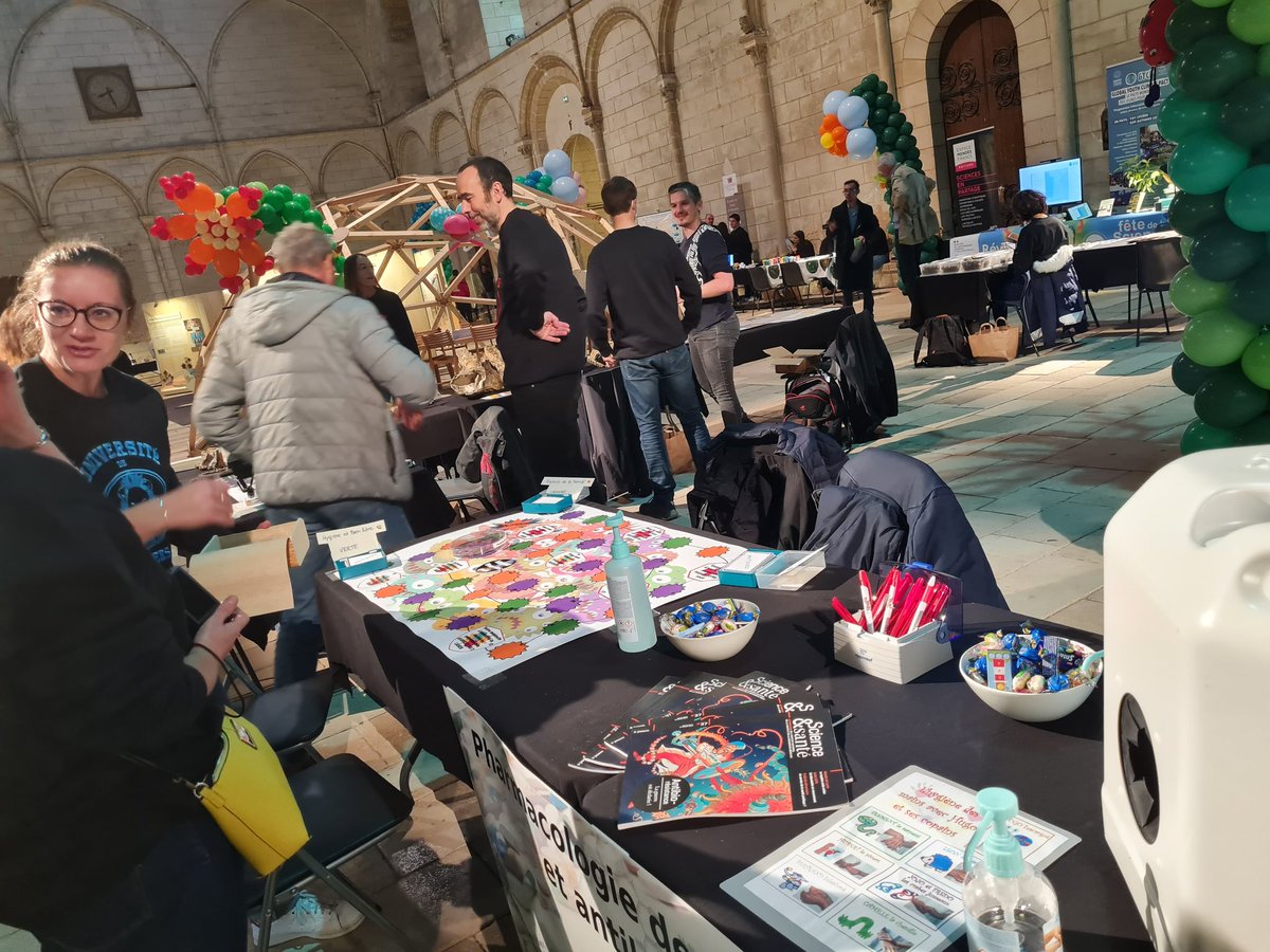 [#FDS2022] 🧪 Le palais des sciences est ouvert ! L'<a href="/UnivPoitiers/">Université de Poitiers</a> pose ses valises tout le week-end au Palais pour fêter la science.

Merci aux partenaires pour avoir rendu possible cet événement 🎉 @Grand_Poitiers @poitiersfr @emfpoitiers