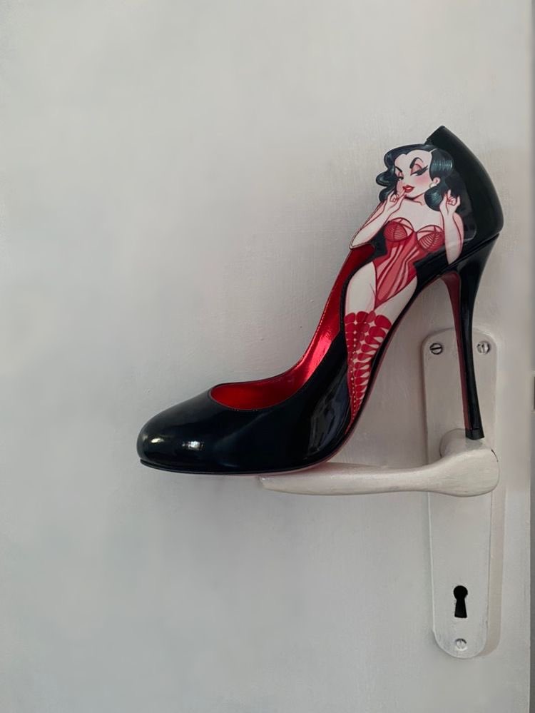 AngelShiny4's tweet photo. #louboutin #doctorbored #heels #addict https://t.co/tGJ9pvw0fO
