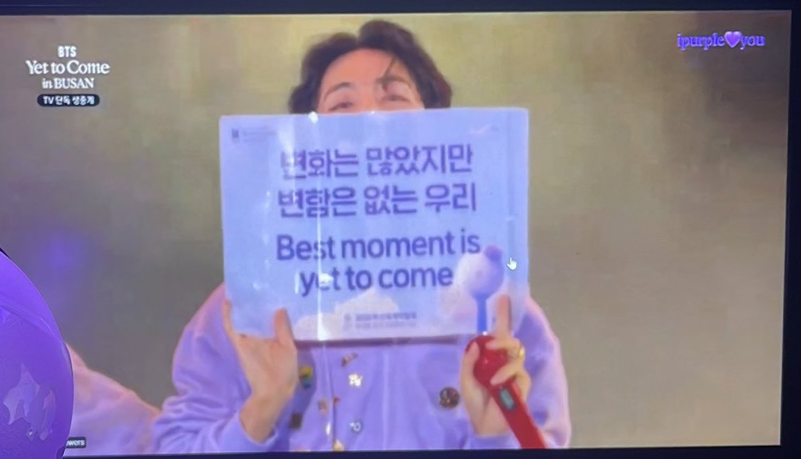 Armylov35335474's tweet photo. |El slogan de hoy  dice:

"Hubo muchos cambios,
Pero no cambiamos nada
Lo mejor está por venir"💜💜

#YetToComeinBUSAN
#taekook 
BTS BTS BTS 
KIM SEOKJIN
NO PUEDE SER https://t.co/asaVhjngxS