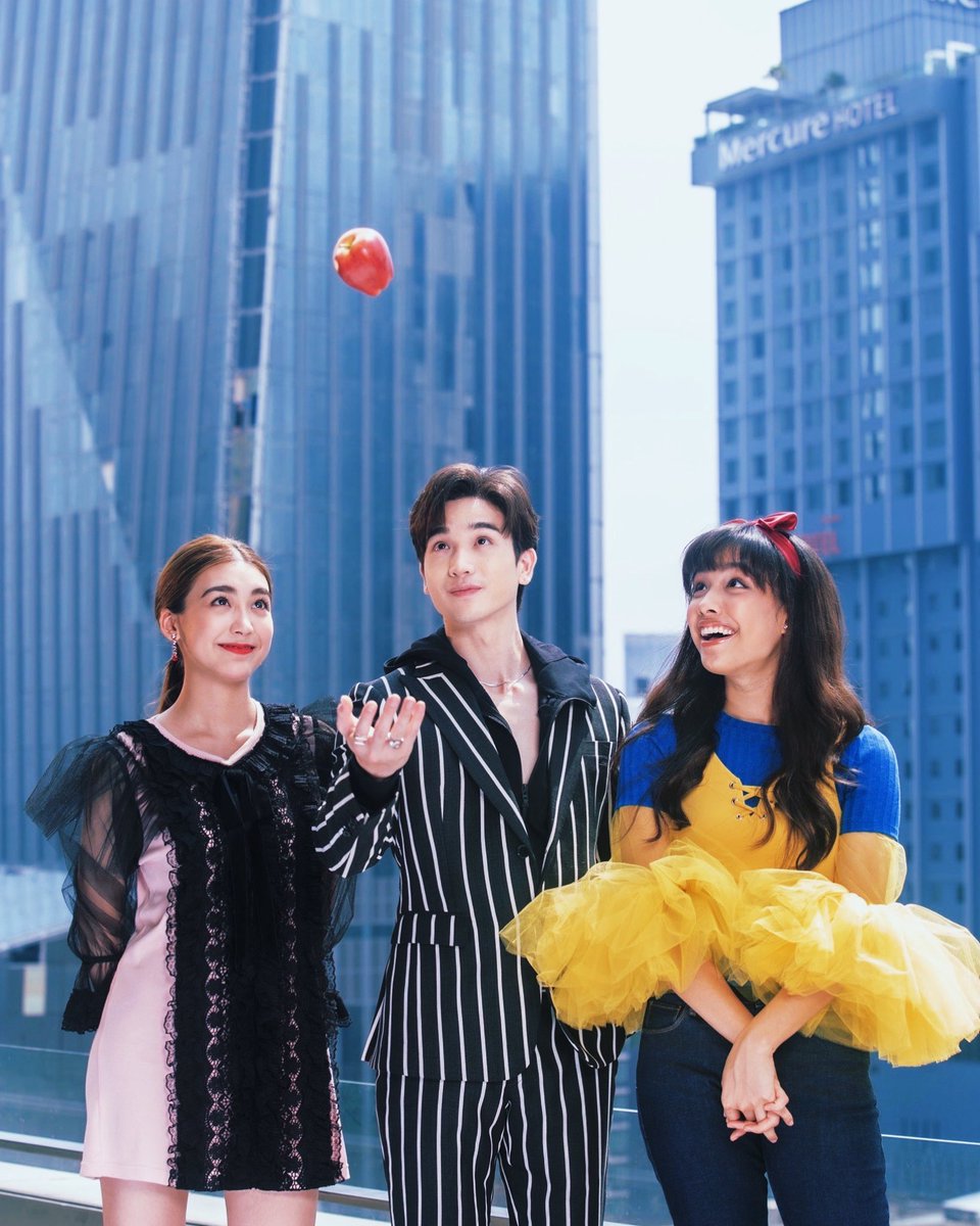 kaewoic's tweet photo. สโนว์ไวท์ในนิทานเป็นเจ้าหญิงที่สวยใสและซื่อเกินไปมากจนเราอยากทำให้เธอฉลาดและสู้ขึ้นกว่าเดิม
ถึงจะถูกทำร้ายโดยราชินีคนสวยและแอปเปิ้ลอาบยาพิษแต่อย่างน้อยเธอก็ยังมีเจ้าชายรูปงามคอยซัพพอร์ตอยู่เสมอ

ตั้งใจเขียนและกำกับมากๆ อยากให้ได้ดูกันนะคะ🍎
คืนนี้21.30น.ช่องวันค่ะ
#สโนว์ไวท์2022 https://t.co/pTYSIjy7Hs