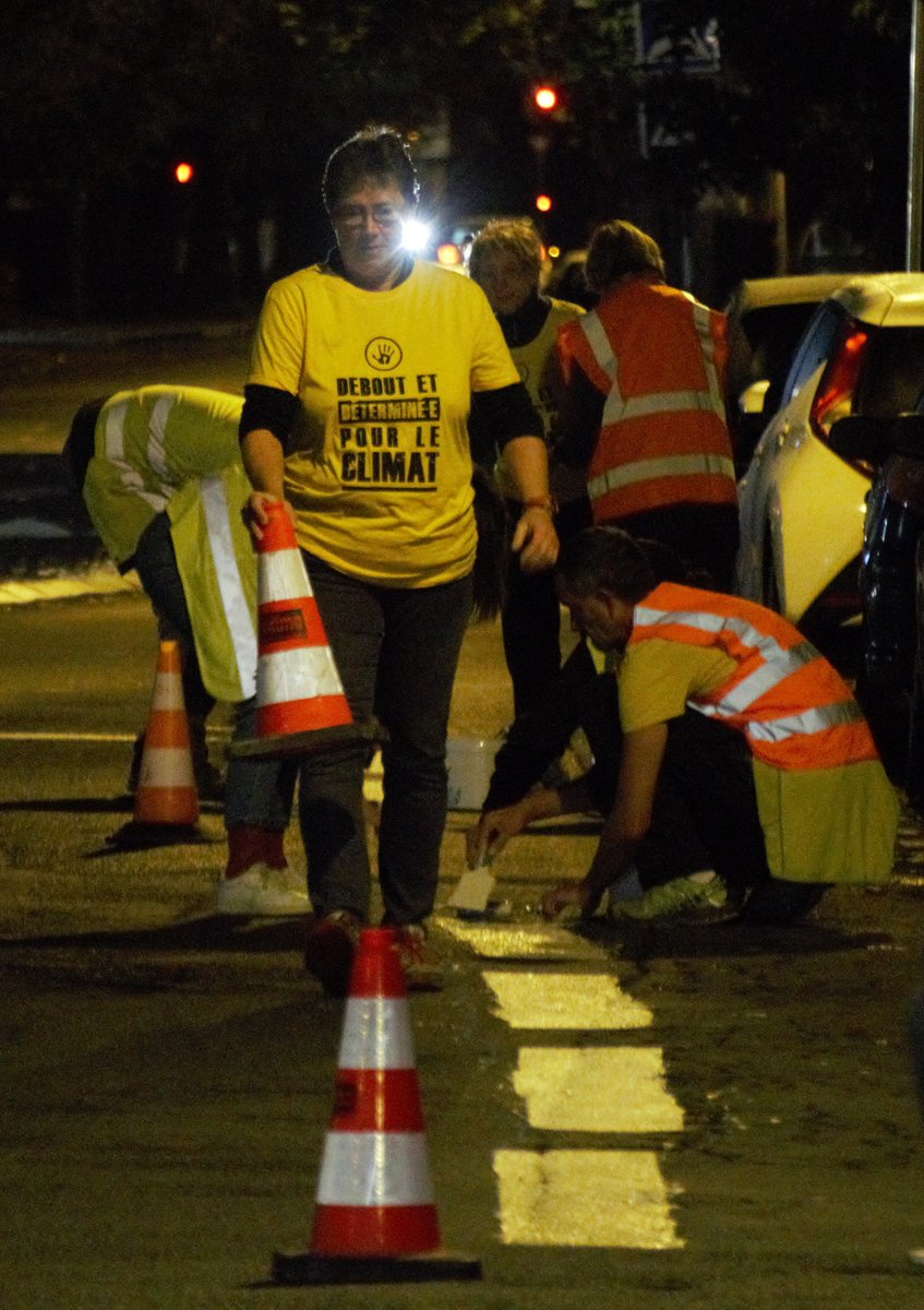 AnvCop21's tweet photo. Ce matin à Villefranche, les militant·es de @FdA_Beaujolais ont créé eux-mêmes une nouvelle piste cyclable 👏
Pour l'inaugurer dans la foulée, iels ont tenu une conférence sur le climat, exigeant ➕ d'ambitions sur le plan vélo de la part des décideurs.
#StopProjetsClimaticides https://t.co/jXtbvyZE2c