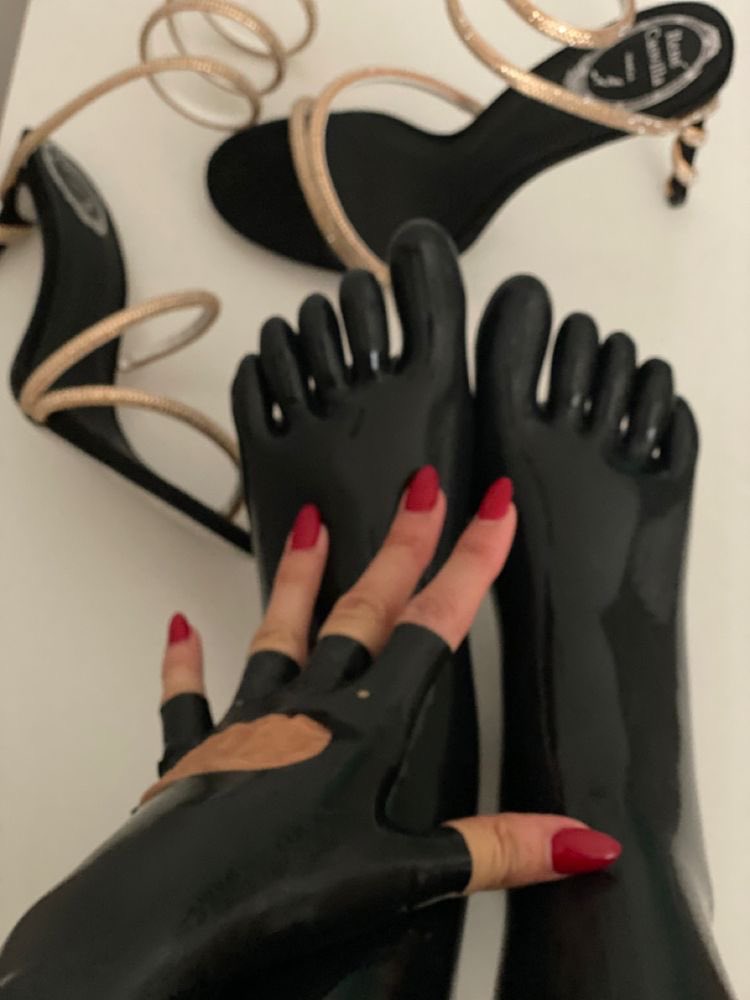 AngelShiny4's tweet photo. @rubberfashion @renecaovilla https://t.co/t0kwzcwbHW