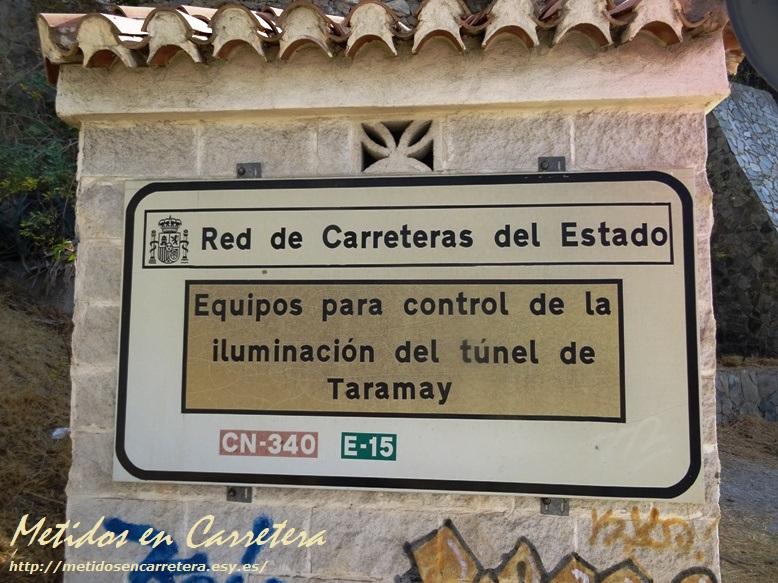 MetEnCarretera's tweet photo. Cajetín con la leyenda CN-340 en el #cartel de una casilla anexa al túnel de Taramay (#Granada). Ha sido práctica habitual emplear la sigla "C" como abreviatura de #carretera en documentos oficiales, pero no se ha extendido a los cajetines de la #señalización de orientación https://t.co/rR65BmlwMK