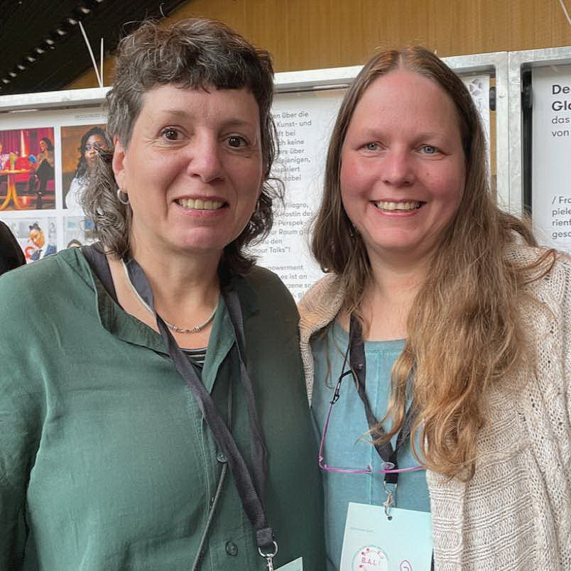 ZZwei Tage B.A.L.L. In Berlin. Der Verband Deutscher Puppentheater (VDP), hier Geschäftsstellenleiterin Nina Stammer und Vorstandsmitglied Anja Kosanke, ist zu Gast beim Bundesweiten Artist Labor der Labore. Wir lassen den Ball rollen. Kommunizieren, vertiefen und gestalten.