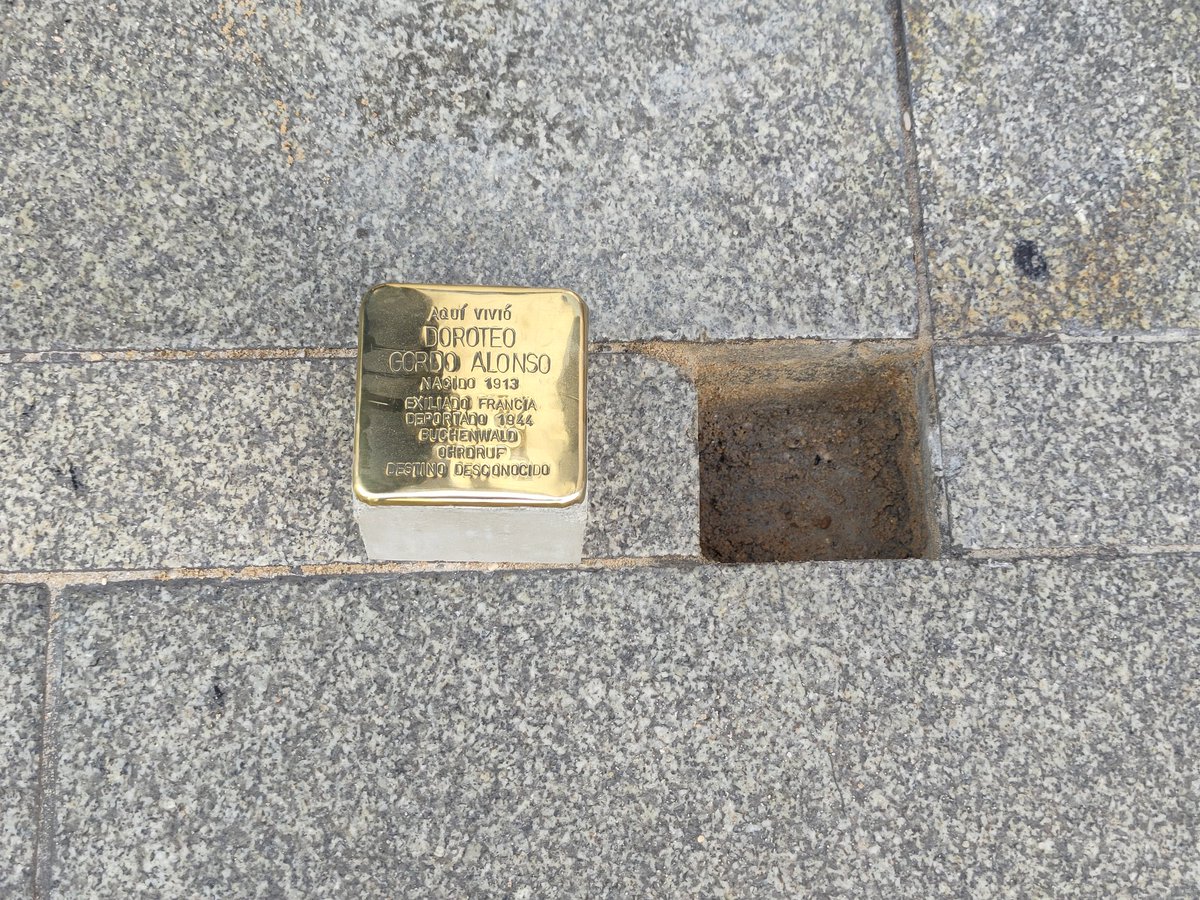 Ocho placas #Stolpersteine, en homenaje a vecinos deportados a campos nazis, colocadas en #Centro este viernes. #Madrid <a href="/JMDCentro/">Distrito de Centro</a> <a href="/MADRID/">Ayuntamiento Madrid</a> <a href="/IStolpersteine/">IB-Stolpersteine</a> 

masinteresmadrid.com/ocho-placas-st…