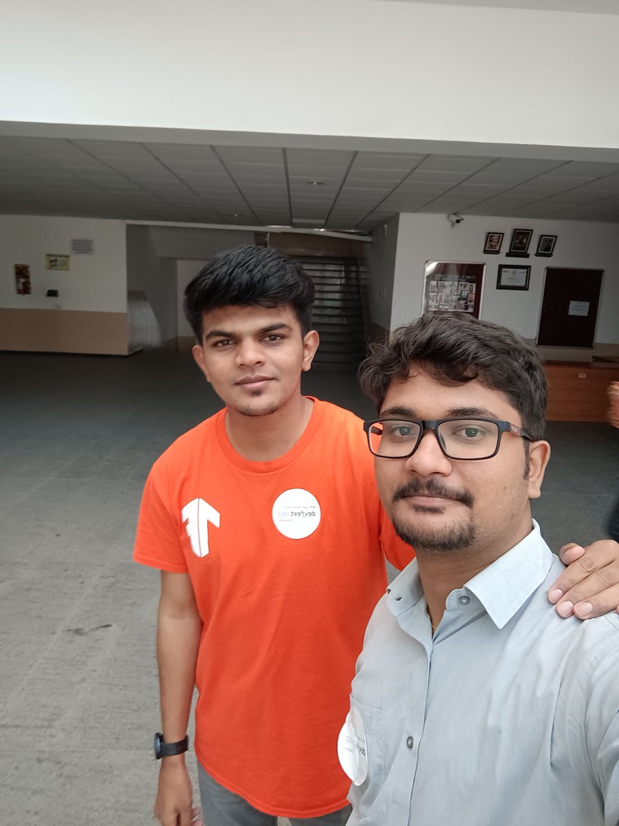 Molimohamed3's tweet photo. A fan boy moment to my friends. Thanks @nivu07  for being kind. #GDGCoimbatore #devfestcbe https://t.co/rC4NSK9nzR