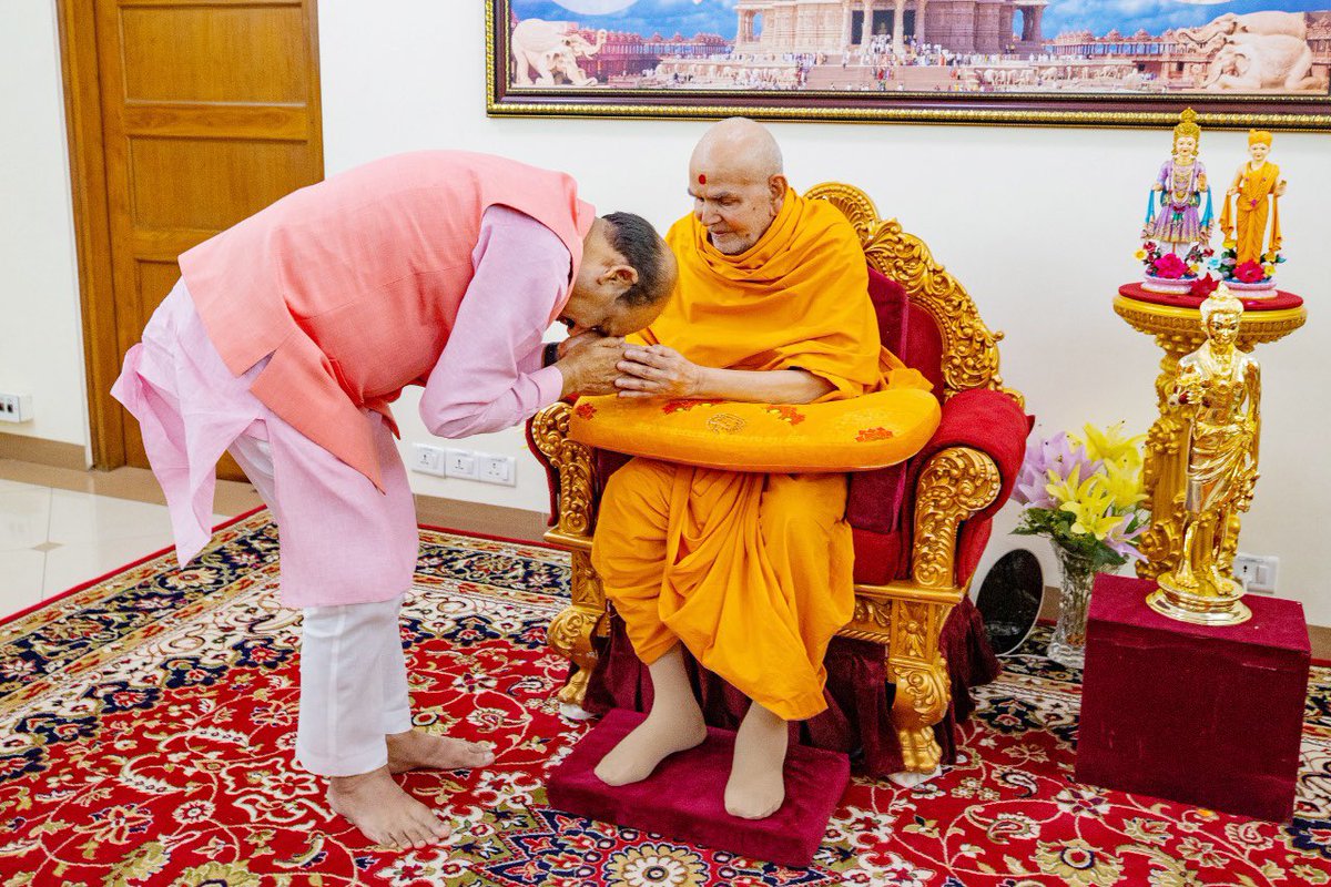 ombirlakota's tweet photo. दिल्ली स्थित अक्षरधाम मंदिर में भगवान श्री स्वामीनारायण जी के दर्शन कर महंत स्वामी जी महाराज का आशीर्वाद प्राप्त किया। मंदिर में जहां आलौकिक भक्ति, पवित्रता व शांति की अनुभूति हुई वहीं स्वामी जी से मानव सेवा को समर्पित रहने की दिव्य प्रेरणा और ऊर्जा मिली। https://t.co/WdOjs71A3Q