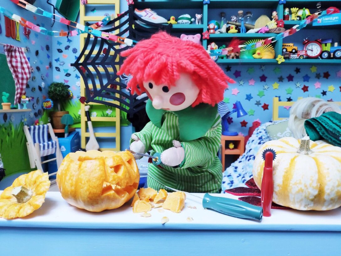 boscosbox's tweet photo. I❤️Halloween 
🎃🎃🎃🎃🎃
Be careful with the scissors I mean knife 🎃 https://t.co/xWKQBuWPv7