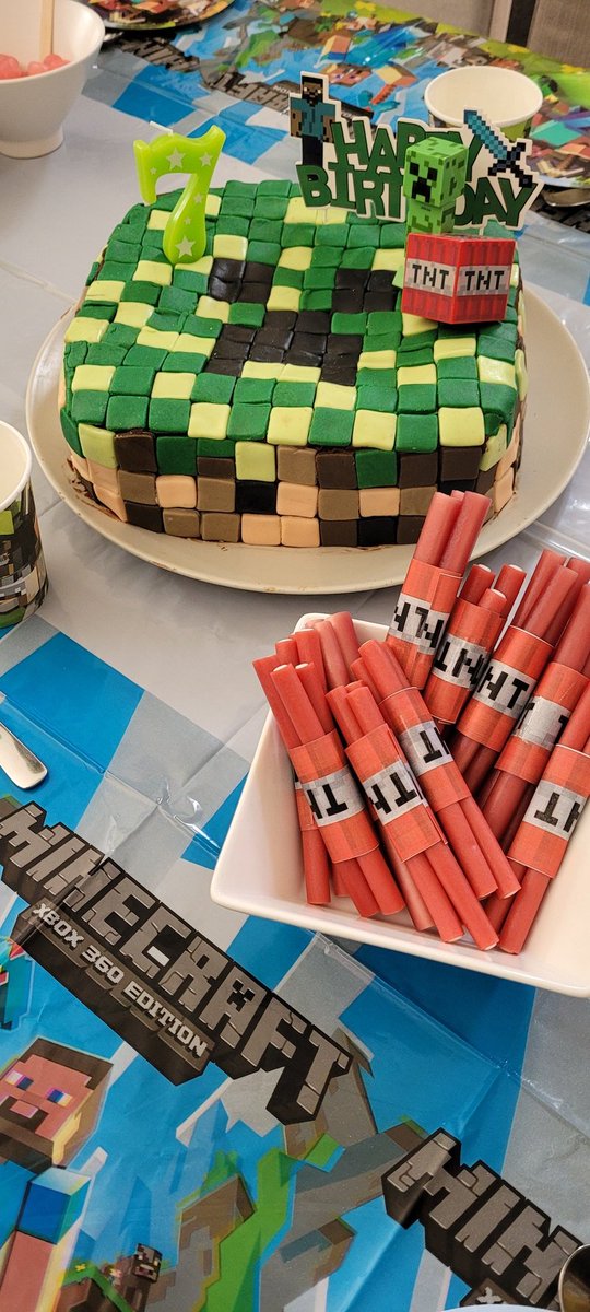 Otakute's tweet photo. Quand mon fils me demande de faire son anniversaire sur le thème Minecraft 😊 https://t.co/izRqA0U8Nw