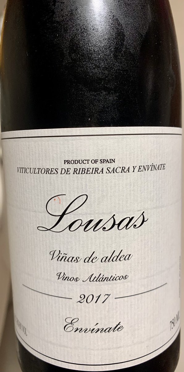 nacho_pelaez's tweet photo. Que gozada este Lousas 2017 de #Envinate. Viñas de más de 60 años sobre pizarra (lousa), básicamente Mencia. Fácil, ligero, goloso, perfecto con estos mejillones al vapor y un carpaccio con rucula, tomate seco y queso. Disfrutando sin complicaciones 😊😊 https://t.co/ZKfMzl82jr
