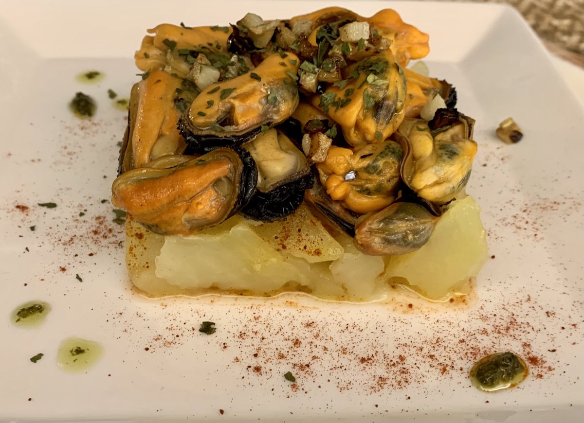 nacho_pelaez's tweet photo. Que gozada este Lousas 2017 de #Envinate. Viñas de más de 60 años sobre pizarra (lousa), básicamente Mencia. Fácil, ligero, goloso, perfecto con estos mejillones al vapor y un carpaccio con rucula, tomate seco y queso. Disfrutando sin complicaciones 😊😊 https://t.co/ZKfMzl82jr