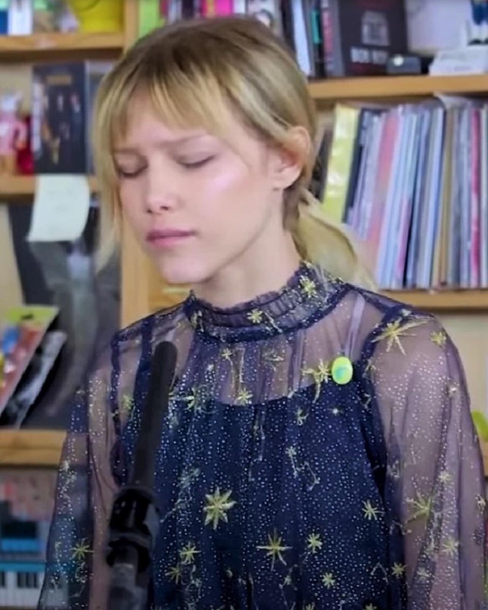 FANderWaalNews's tweet photo. .@GraceVanderWaal • #ScreenshotSaturday 

2018.05.18 Recording of #DarknessKeepsChasingMe for @npr #TinyDeskConcert aired 06.06
👉 https://t.co/2hZb6OggjX

Reposted to @YouTube by Grace 2018.06.25 / 112K Views
#DKCM @melissamuzak @BobBoilen #JustTheBeginning #ChooseKindness https://t.co/6y0vMQ4iou