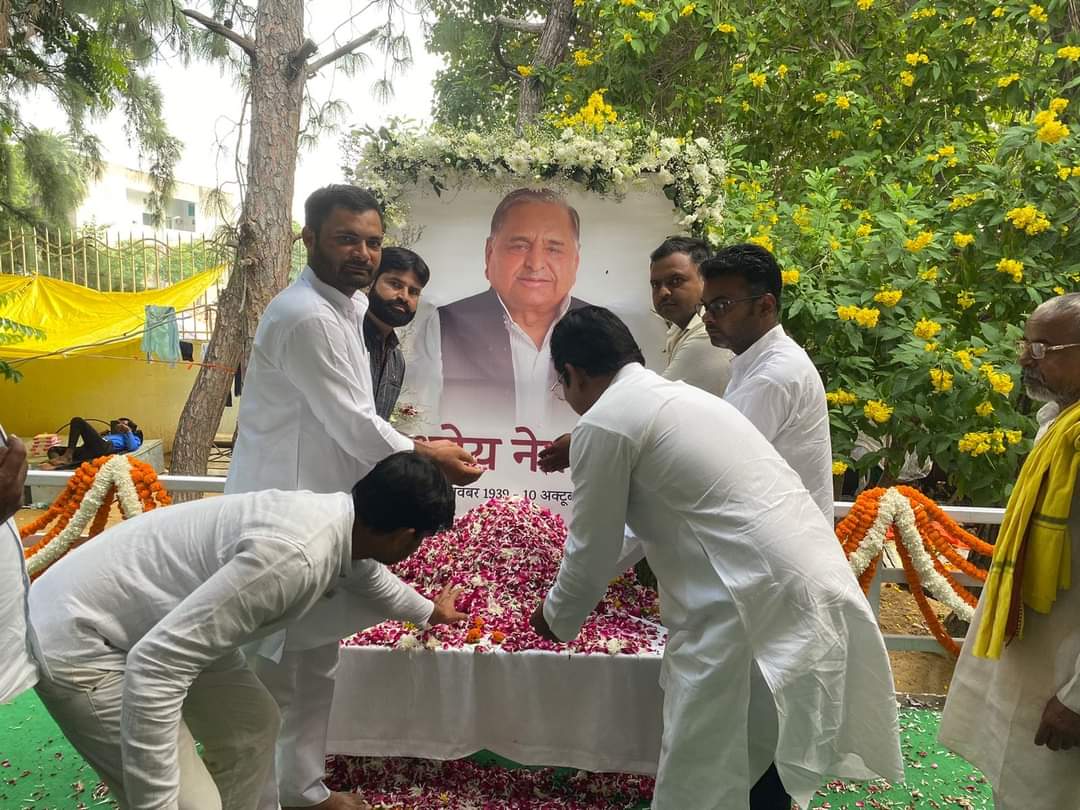 SayedFarhanAl14's tweet photo. आज सैफई में हम सबके नेता माननीय स्वर्गीय मुलायम सिंह यादव जी को श्रदांजलि अर्पित की और माननीय राष्ट्रीय अध्यक्ष  @yadavakhilesh जी से मुलाकात की
@digvijaysinghd9 @AjayPatel5942 @AdeshGuddu @SumayyaUsmani @shivpalsinghyad https://t.co/s0Dbi8qZ7n