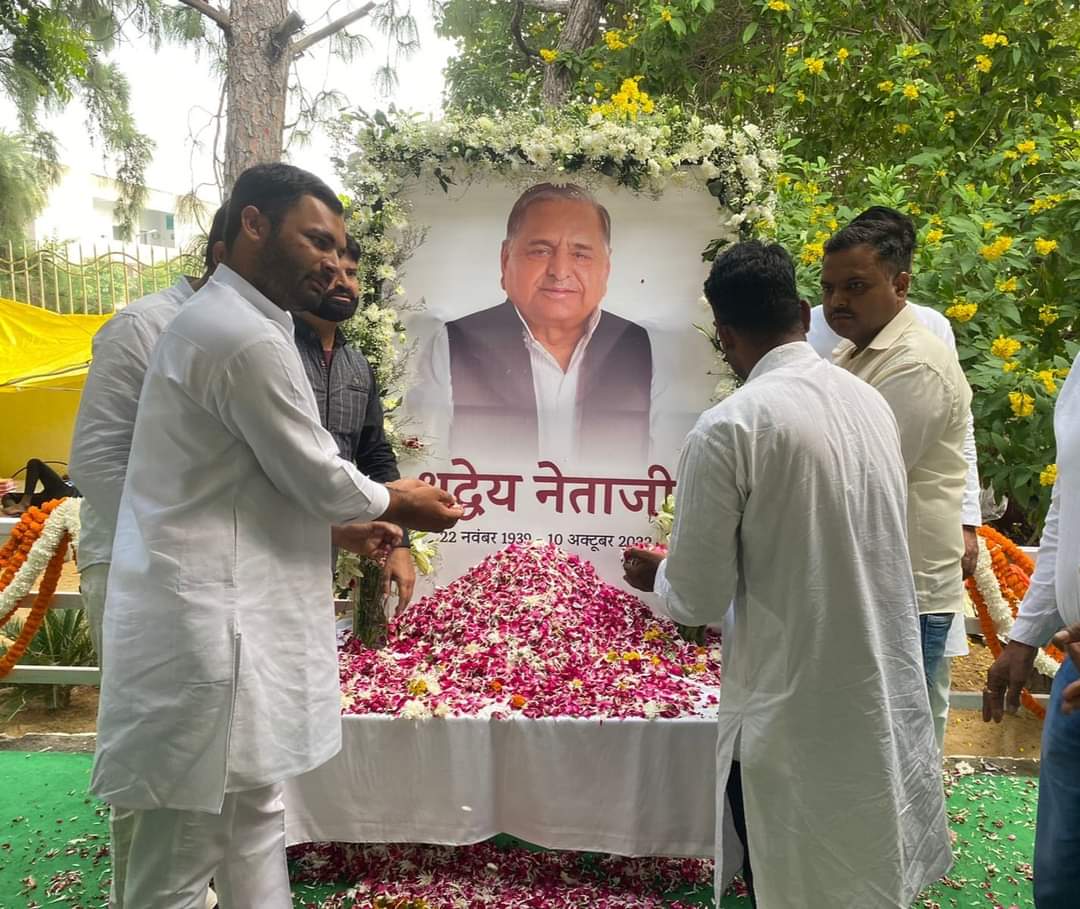 SayedFarhanAl14's tweet photo. आज सैफई में हम सबके नेता माननीय स्वर्गीय मुलायम सिंह यादव जी को श्रदांजलि अर्पित की और माननीय राष्ट्रीय अध्यक्ष  @yadavakhilesh जी से मुलाकात की
@digvijaysinghd9 @AjayPatel5942 @AdeshGuddu @SumayyaUsmani @shivpalsinghyad https://t.co/s0Dbi8qZ7n