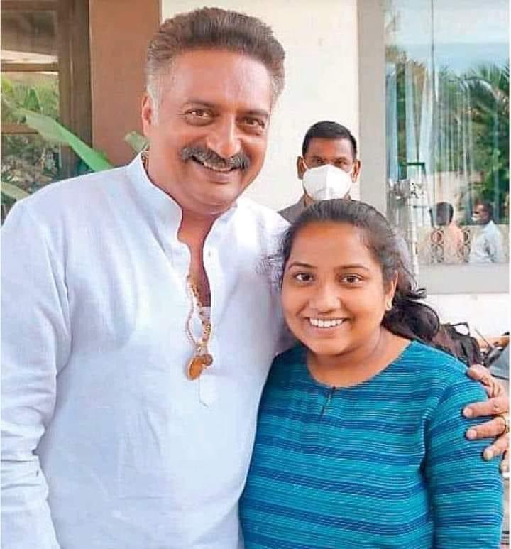 அந்த மனசுதான் சார் கடவுள் @prakashraaj 👏💝 வாழ்த்துகள் சகோதரி ஶ்ரீசந்தனா 💐💐 படிப்புக்கு தேவையான உதவிக்கான அனைத்து முன்னெடுப்புகளையும் செய்திட்ட சகோதரன் @NaveenFilmmaker க்கு நன்றி 💝❤️ கல்வியே கடவுள் 🤞