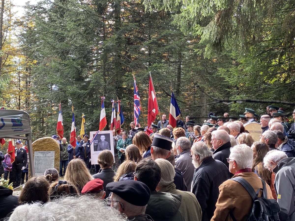 vmatthey's tweet photo. Inauguration du chemin franco-suisse Michel Hollard, le résistant qui sauva Londres. De Louadey 🇫🇷 à La Brévine 🇨🇭, 6,8 km d’une #randonnée chargée d’#histoire. #tourisme #paysdeneuchatel #valleedelabrevine @Jura3Lacs @Etat_Neuchatel @MySwitzerland_f #neuchatelrando https://t.co/8jyXXo8JD8