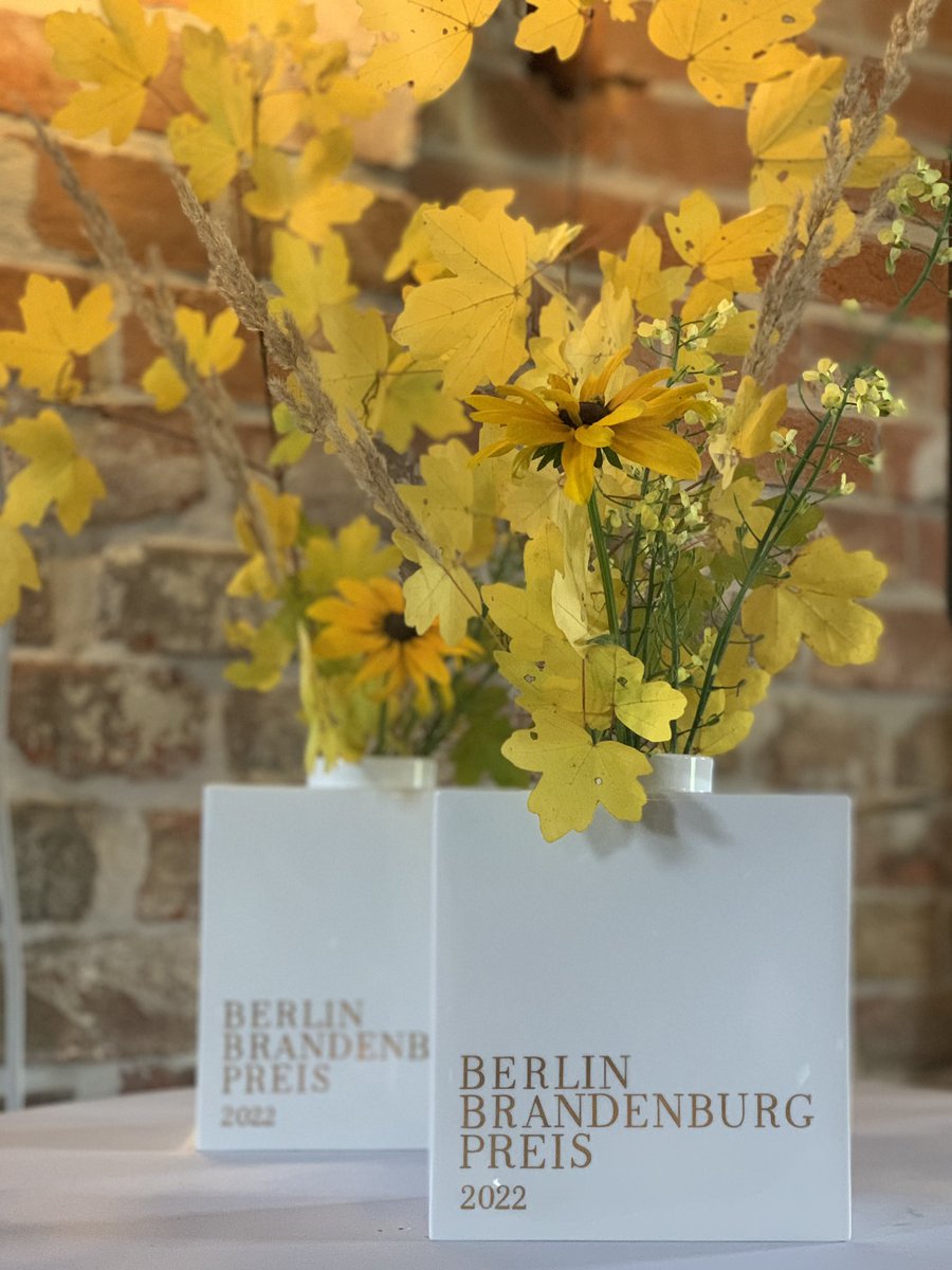 Heute werden bereits zum fünften Mal herausragende Leistungen für die aktuelle Entwicklung unserer gemeinsamen Region mit dem BERLIN BRANDENBURG PREIS ausgezeichnet. Wir freuen uns auf eine herbstlich-schöne Verleihung in Drahnsdorf! #BerlinBrandenburg