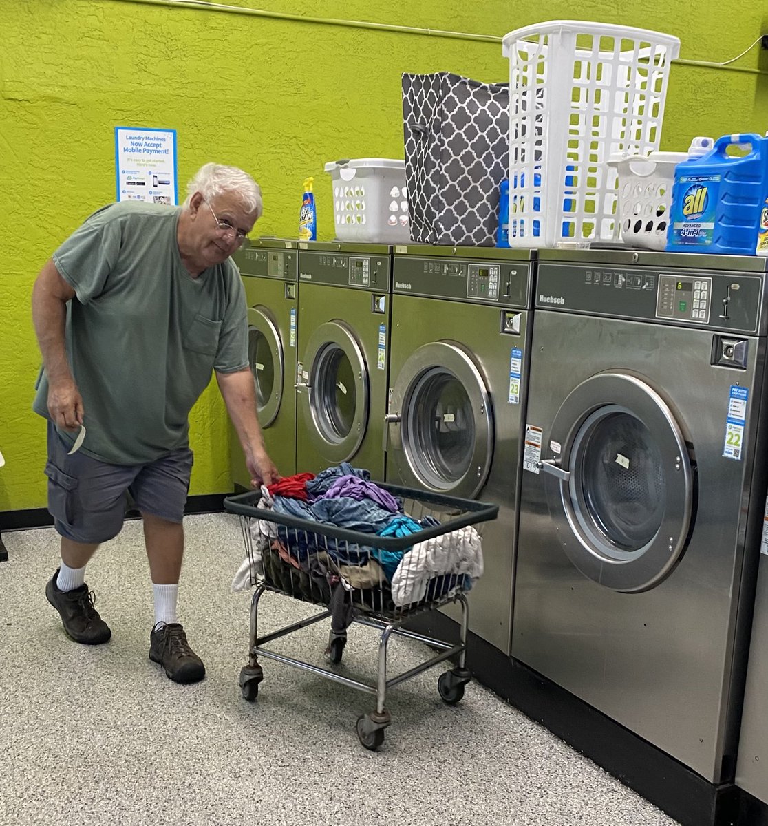 It’s a beautiful morning in #NorthPort Florida 🧺 FREE laundry day! Thank you ⁦<a href="/ThePattersonFdn/">The Patterson Foundation</a>⁩ for your generosity 👍🏽 ⁦<a href="/SuncoastCGLR/">Suncoast GL Reading</a>⁩ ⁦<a href="/CurrentLP/">The Laundry Project</a>⁩ #PopUpNeighbor #FreeLaundryDay