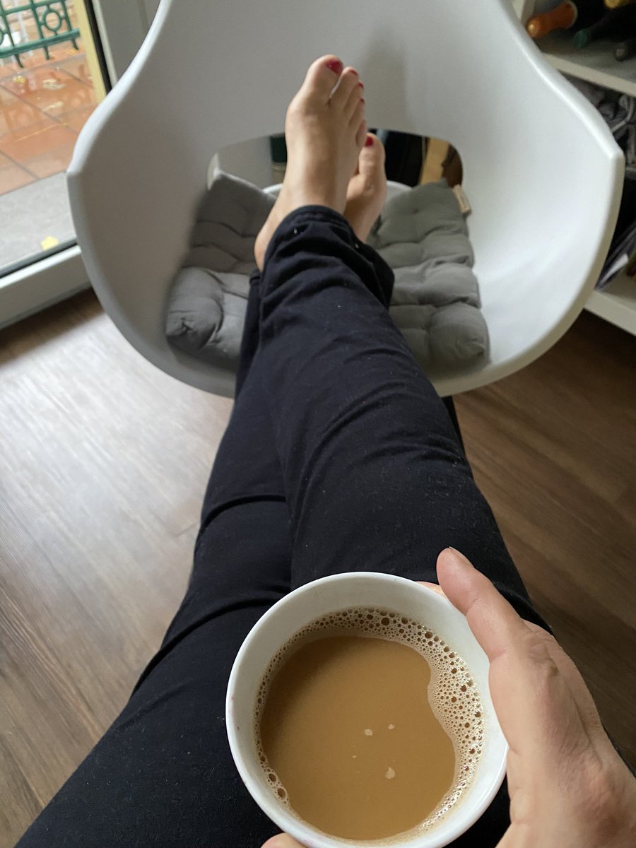 LumineuxSyn's tweet photo. Guten Morgen Twitterversum. Guten Morgen Wochenende. Regen und milde Temperaturen aber irgendwie doch bäh im Draußen. Erstmal Kaffee #firstcomescoffee https://t.co/AoPNSKzJpN