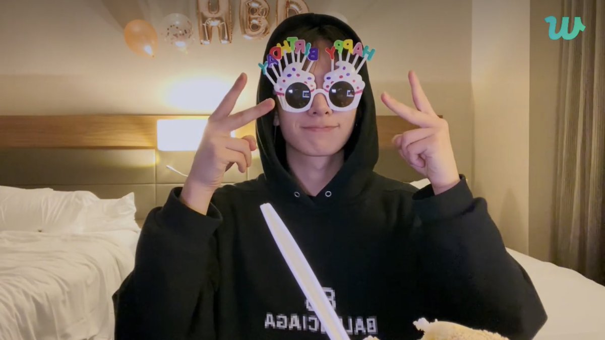 enhypenupdates's tweet photo. [EN-LIVE RECAP 🌟] 221015
“HHD💜”

Heeseung’s Weverse Live Playlist 🎵

Congratulations - Mac Miller feat. Bilal
See You Again - Tyler The Creator feat. Kali Uchis
Get you - Daniel Caesar feat. Kali Uchis
Die For You - The Weeknd

@ENHYPEN_members @ENHYPEN #ENHYPEN #엔하이픈 https://t.co/kDuvXig4BR