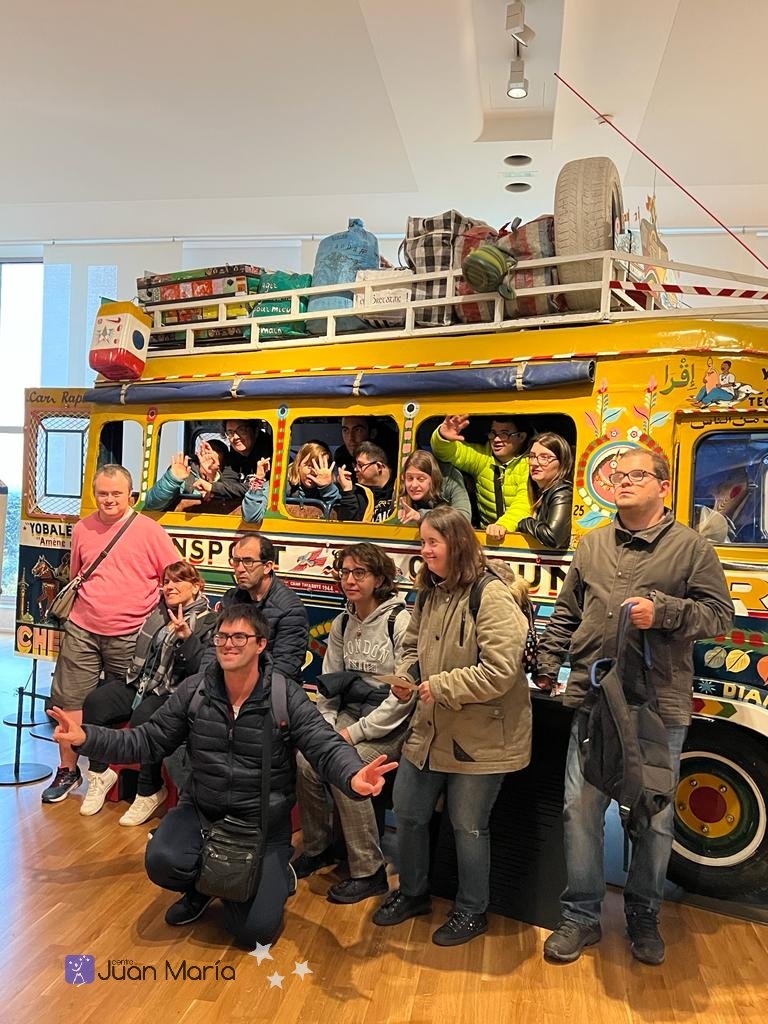 CentroJuanMaria's tweet photo. Cuarto día: disfrutamos de un paseo en barco por el río Sena, donde descubrimos gran parte de la historia de los monumentos y lugares más emblemáticos de la ciudad 🏙️. visitamos el museo del hombre 🌍
Para terminar el día, nos acercamos a la Torre Eiffel para verla de noche https://t.co/RpYrd9Bevd
