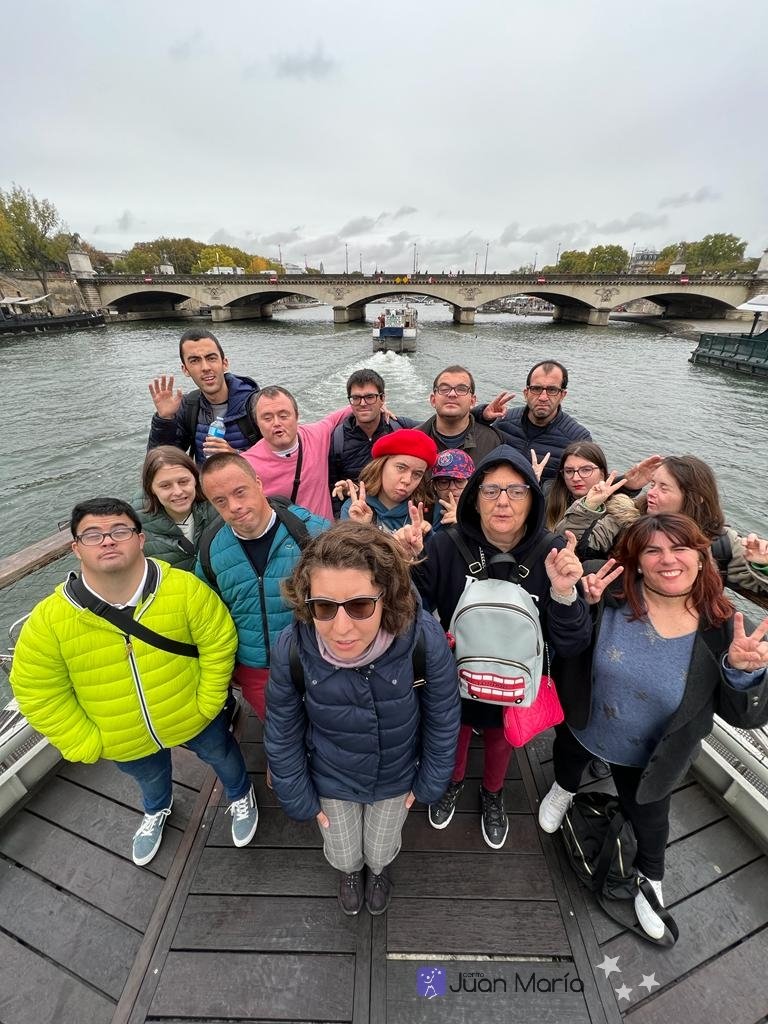 CentroJuanMaria's tweet photo. Cuarto día: disfrutamos de un paseo en barco por el río Sena, donde descubrimos gran parte de la historia de los monumentos y lugares más emblemáticos de la ciudad 🏙️. visitamos el museo del hombre 🌍
Para terminar el día, nos acercamos a la Torre Eiffel para verla de noche https://t.co/RpYrd9Bevd