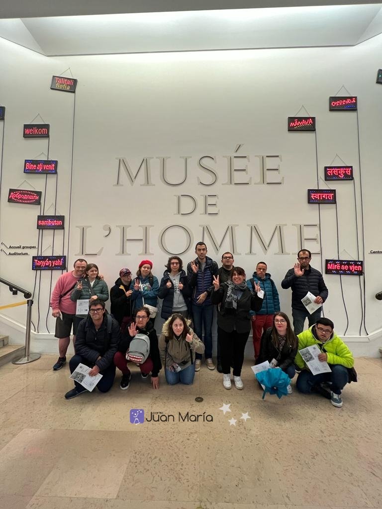 CentroJuanMaria's tweet photo. Cuarto día: disfrutamos de un paseo en barco por el río Sena, donde descubrimos gran parte de la historia de los monumentos y lugares más emblemáticos de la ciudad 🏙️. visitamos el museo del hombre 🌍
Para terminar el día, nos acercamos a la Torre Eiffel para verla de noche https://t.co/RpYrd9Bevd