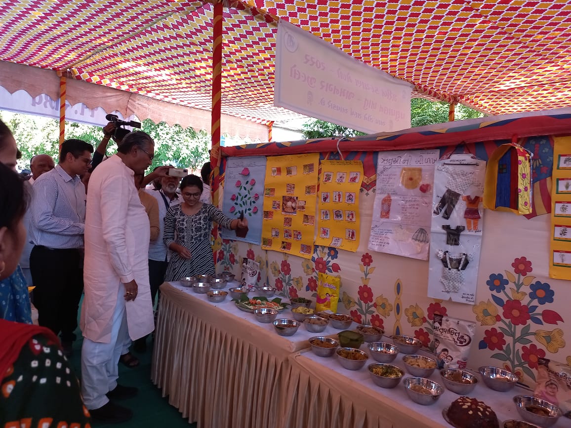 ICDSJamnagar's tweet photo. ગરીબ કલ્યાણ મેળો- 2022 અંતર્ગત ICDS શાખા દ્વારા THR માંથી બનતી વાનગીઓનું નિદર્શન તથા પૂર્વ પ્રથામિક શિક્ષણ અંતર્ગત TLM પ્રદર્શન.  માન. મંત્રીશ્રી રાઘવજીભાઈ પટેલ તેમજ અન્ય પદાધિકારીશ્રી અને અધિકારીશ્રી દ્વારા સ્ટોલની મુલાકાત લીધેલ. @nirala_kk @WCDGujarat @ddojamnagar2 https://t.co/A6d8BWpRsG