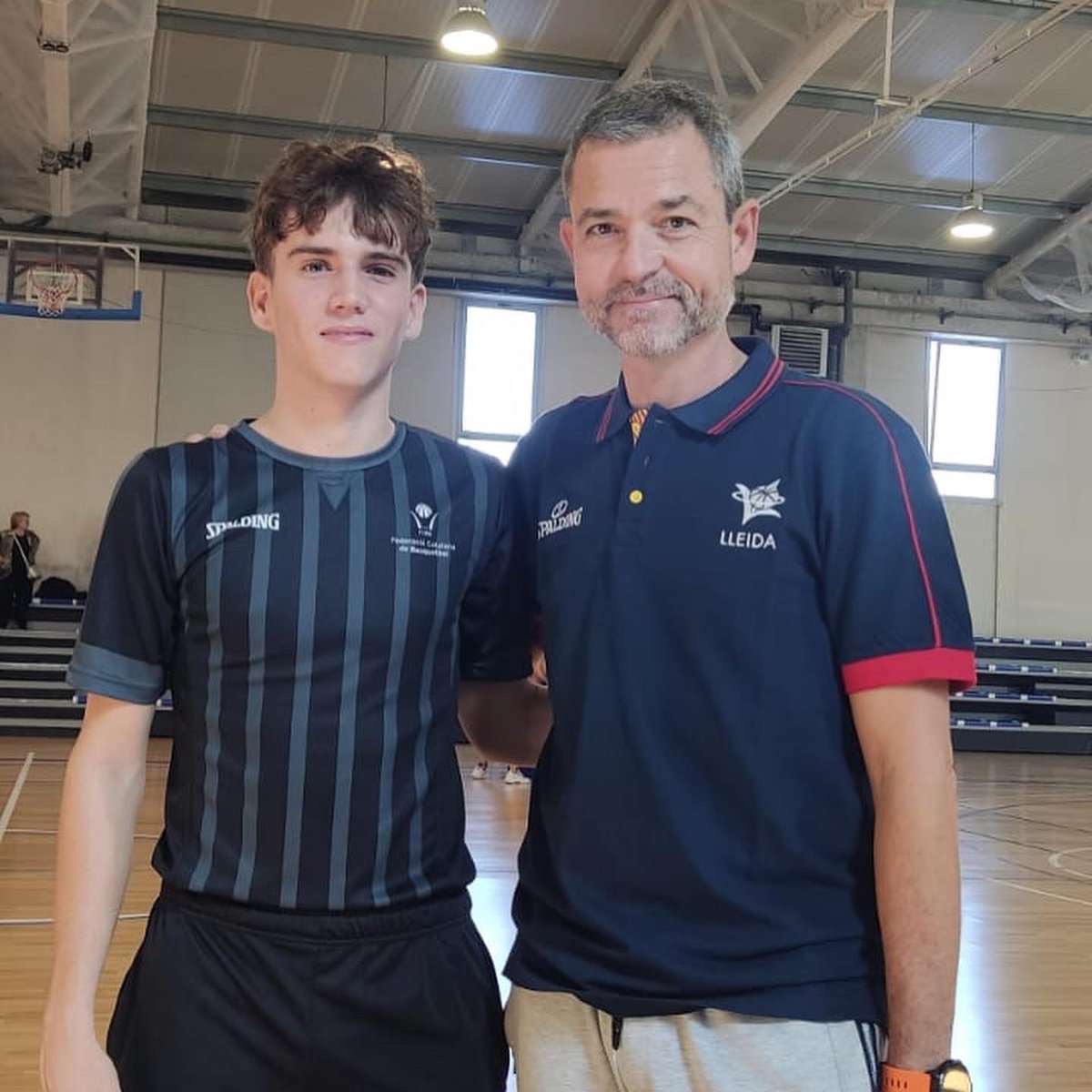 RTLleidaFCBQ's tweet photo. Un cop els àrbitres han realitzat el Curs d’Iniciació arriba el moment d’agafar el xiulet i posar-se davant del partit. En els primers partits és molt important l’acompanyament per part dels tutors arbitrals per corregir aspectes tàctics de l’arbitratge, i així millorar dia a dia https://t.co/sPKBeHAgFB