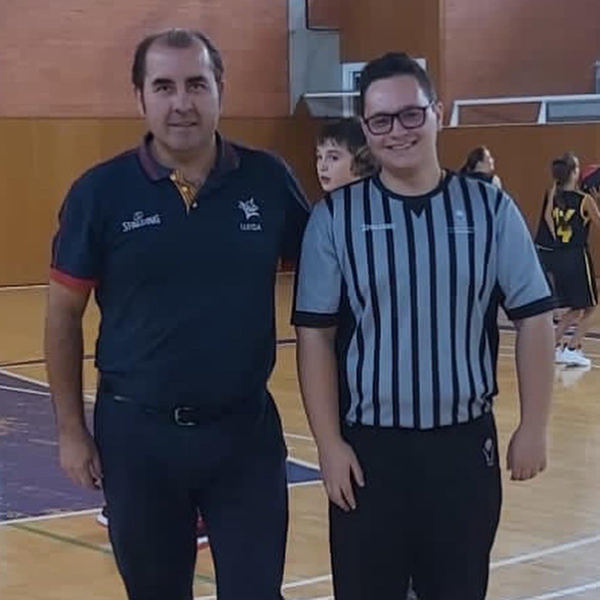 RTLleidaFCBQ's tweet photo. Un cop els àrbitres han realitzat el Curs d’Iniciació arriba el moment d’agafar el xiulet i posar-se davant del partit. En els primers partits és molt important l’acompanyament per part dels tutors arbitrals per corregir aspectes tàctics de l’arbitratge, i així millorar dia a dia https://t.co/sPKBeHAgFB