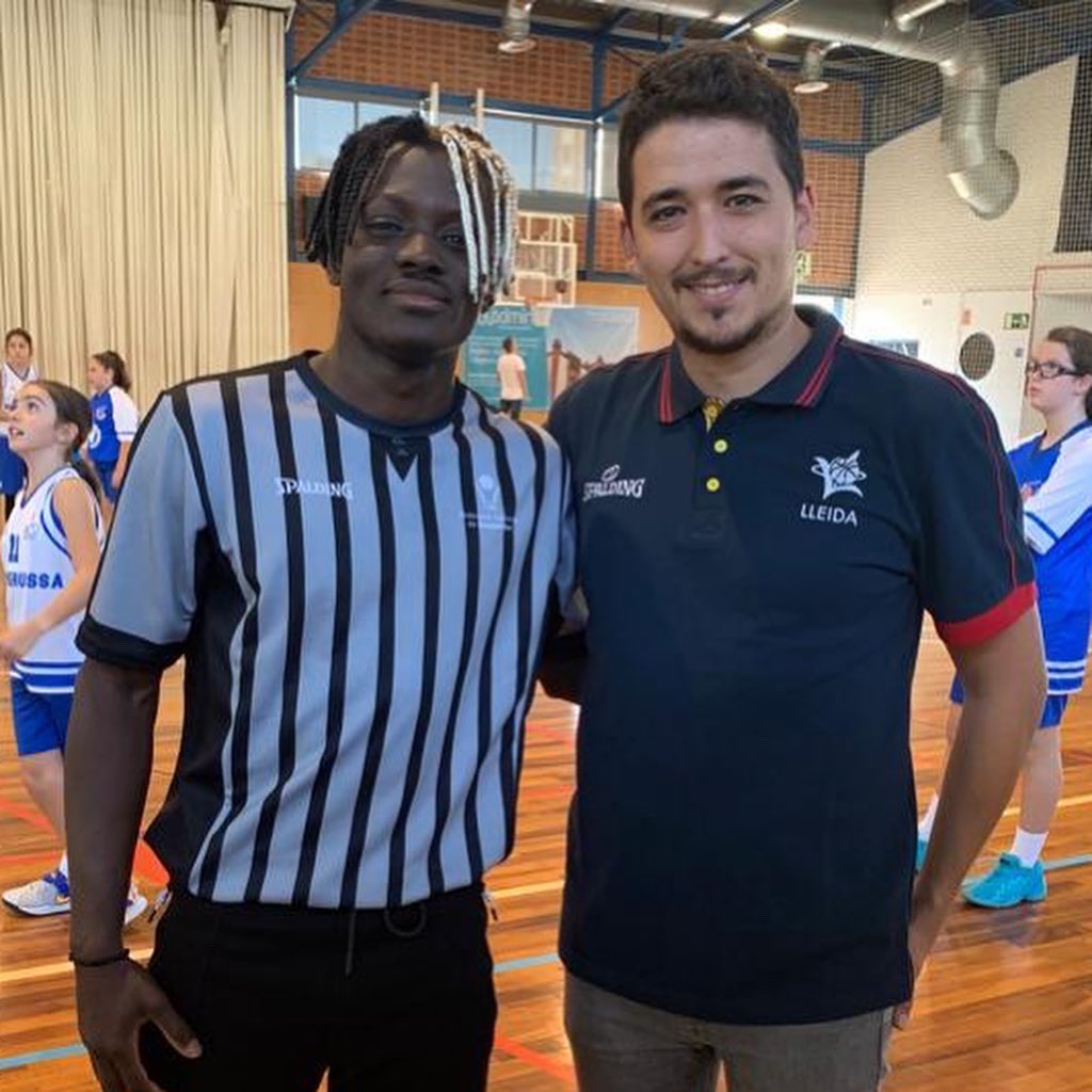 RTLleidaFCBQ's tweet photo. Un cop els àrbitres han realitzat el Curs d’Iniciació arriba el moment d’agafar el xiulet i posar-se davant del partit. En els primers partits és molt important l’acompanyament per part dels tutors arbitrals per corregir aspectes tàctics de l’arbitratge, i així millorar dia a dia https://t.co/sPKBeHAgFB