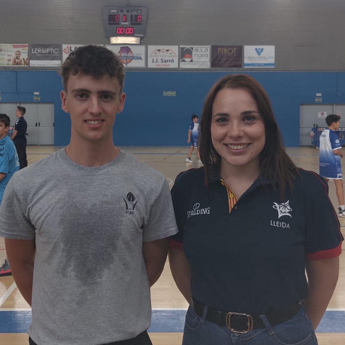 RTLleidaFCBQ's tweet photo. Un cop els àrbitres han realitzat el Curs d’Iniciació arriba el moment d’agafar el xiulet i posar-se davant del partit. En els primers partits és molt important l’acompanyament per part dels tutors arbitrals per corregir aspectes tàctics de l’arbitratge, i així millorar dia a dia https://t.co/sPKBeHAgFB