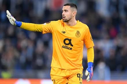 Ekremkonur's tweet photo. 🚨 Manchester United are checking the status of Porto's 23-year-old Portuguese goalkeeper Diogo Costa.
🇵🇹 🟥 #MUFC 🟦 #FCP https://t.co/7RXWqOsvLF