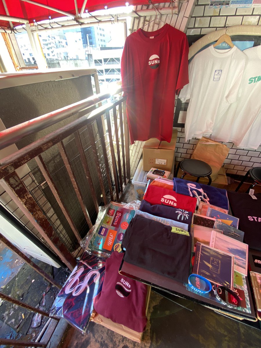 suns_info's tweet photo. 物販の在庫大量にあります！！！爆

Tシャツ全部1000円
(それ以下で売る場合も全然あります)
タオル、パーカー、ラババンあります
ほぼ半額以下でいきます

e+でチケット取ってくれた人はステッカーシート差し上げます！！
物販で言って下さい！！

あと今日当日券あります！
もう少しでオープン！ https://t.co/dqBsAasnYL
