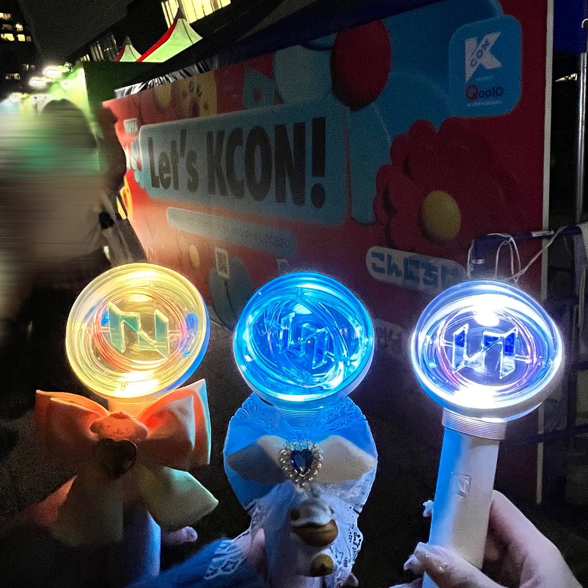 OiptzM's tweet photo. #KCONers_굿즈_자랑대회

우리 자랑스런 ⭐️#아이엔아이⭐️ 굿즈 자랑할때가 드디어 왔구만✋우리 응원봉이 우주최고닷‼️낮에 봐도 좋고 밤에 봐도 좋고 멤버컬로의 맞추면 더 완.벽.함🌈물론 아엔아도 우주최고😘 5월 일본 프레미어부터 LA 글구 재팬 공연까지 수고많았어😻

#KCON #KCON2022JAPAN #INI https://t.co/NABM9zqykB