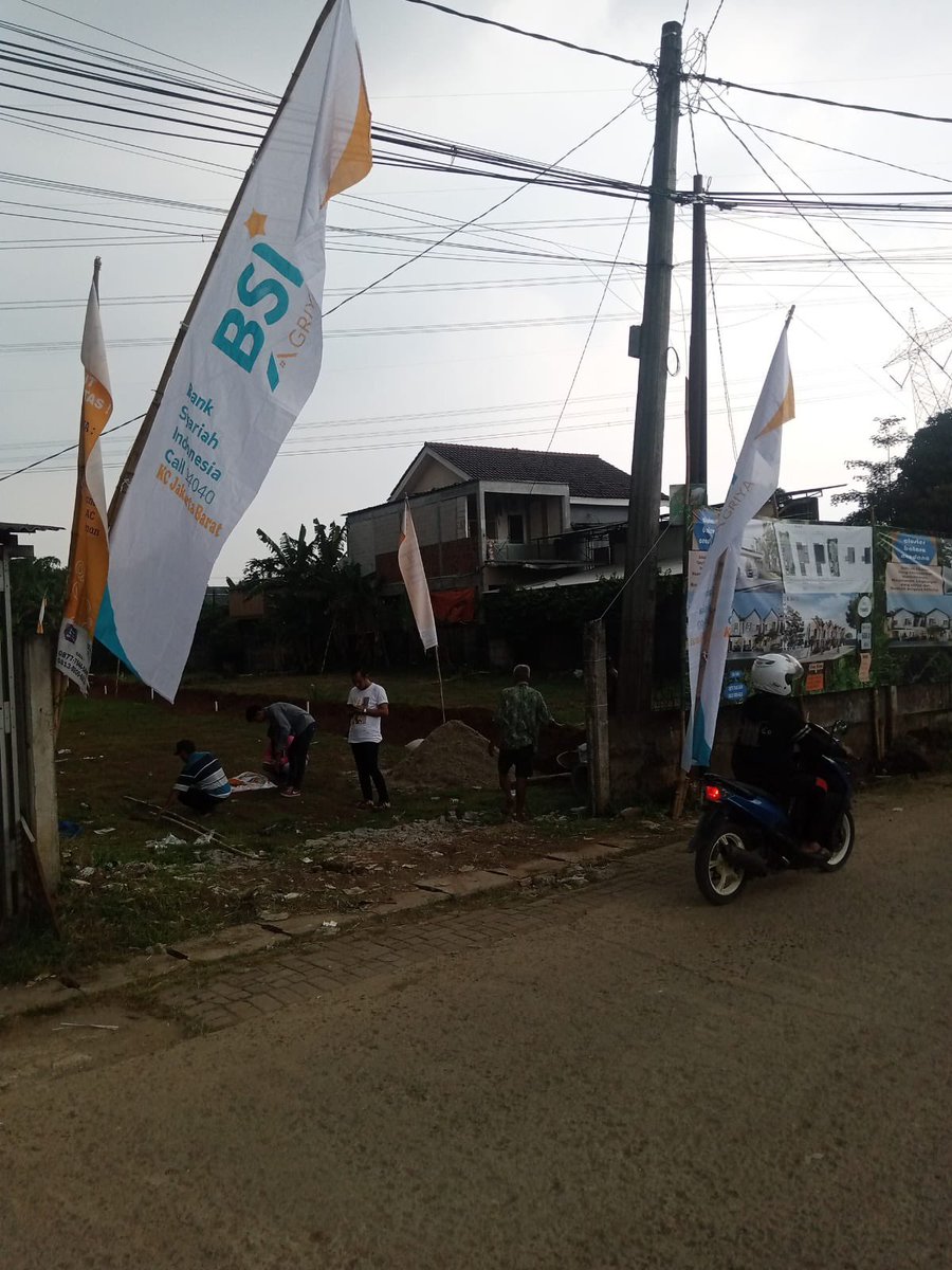 Giat hari ini di Cluster Batara Cendana

Kerjasama dng BSI… keren lho, KPR via BSI, bunga rendah. Yuuk lah… yg mau punya rumah sendiri. Bebas banjir lho 😊