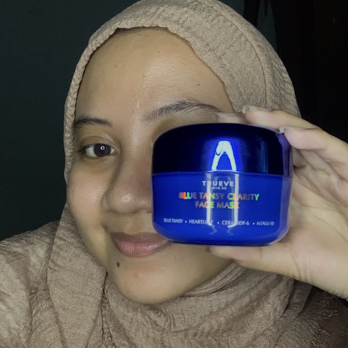 oilbebetter's tweet photo. dari dulu penasaran pengen coba masker dengan kandungan blue tansy, tapi masih sayang-sayang uangnya. ternyata sekarang @TrueveID udah punya produk formulasi masker yg pake blue tansy juga😭

dua kata buat masker ini, adem &amp; calming banget🫶
#trueve #sensasispadirumah https://t.co/d7bMyDkvRq