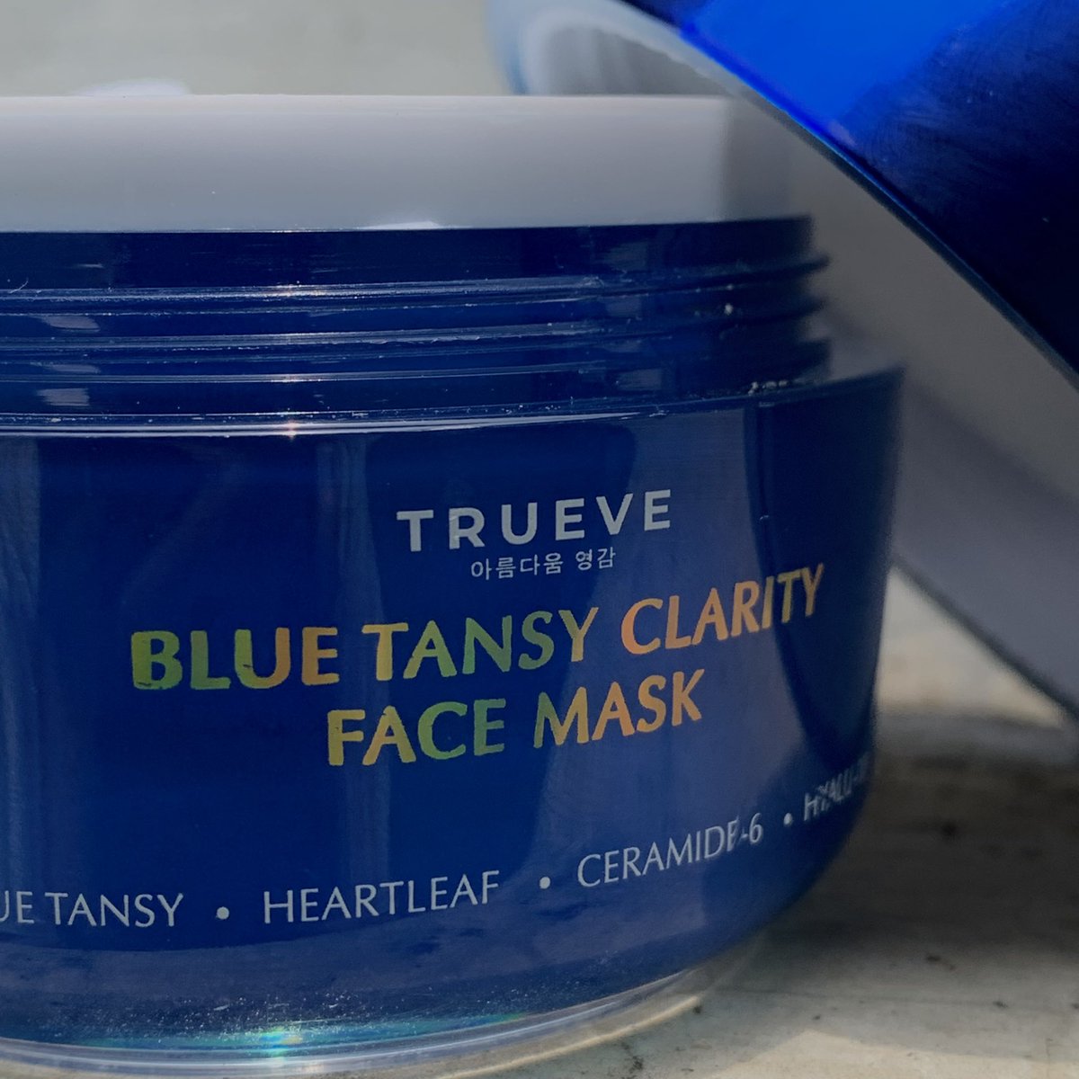 oilbebetter's tweet photo. dari dulu penasaran pengen coba masker dengan kandungan blue tansy, tapi masih sayang-sayang uangnya. ternyata sekarang @TrueveID udah punya produk formulasi masker yg pake blue tansy juga😭

dua kata buat masker ini, adem &amp; calming banget🫶
#trueve #sensasispadirumah https://t.co/d7bMyDkvRq