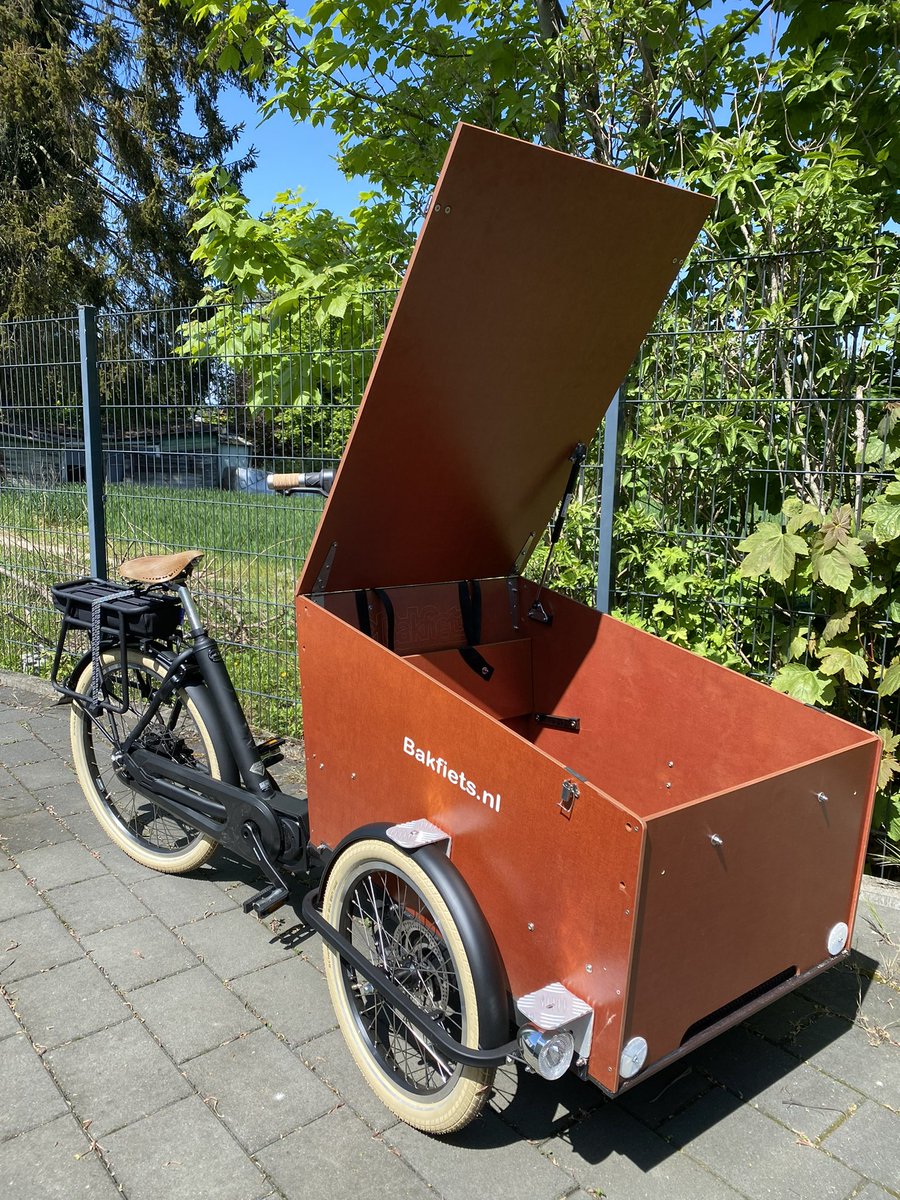 plexxdigital's tweet photo. So, seit Dienstag sind wir jetzt ohne eigenes Auto. Das hier ist unser SUV. Experiment #Autokorrektur in einer Nicht-Großstadt gestartet 😊 https://t.co/VY9OTx8UzL