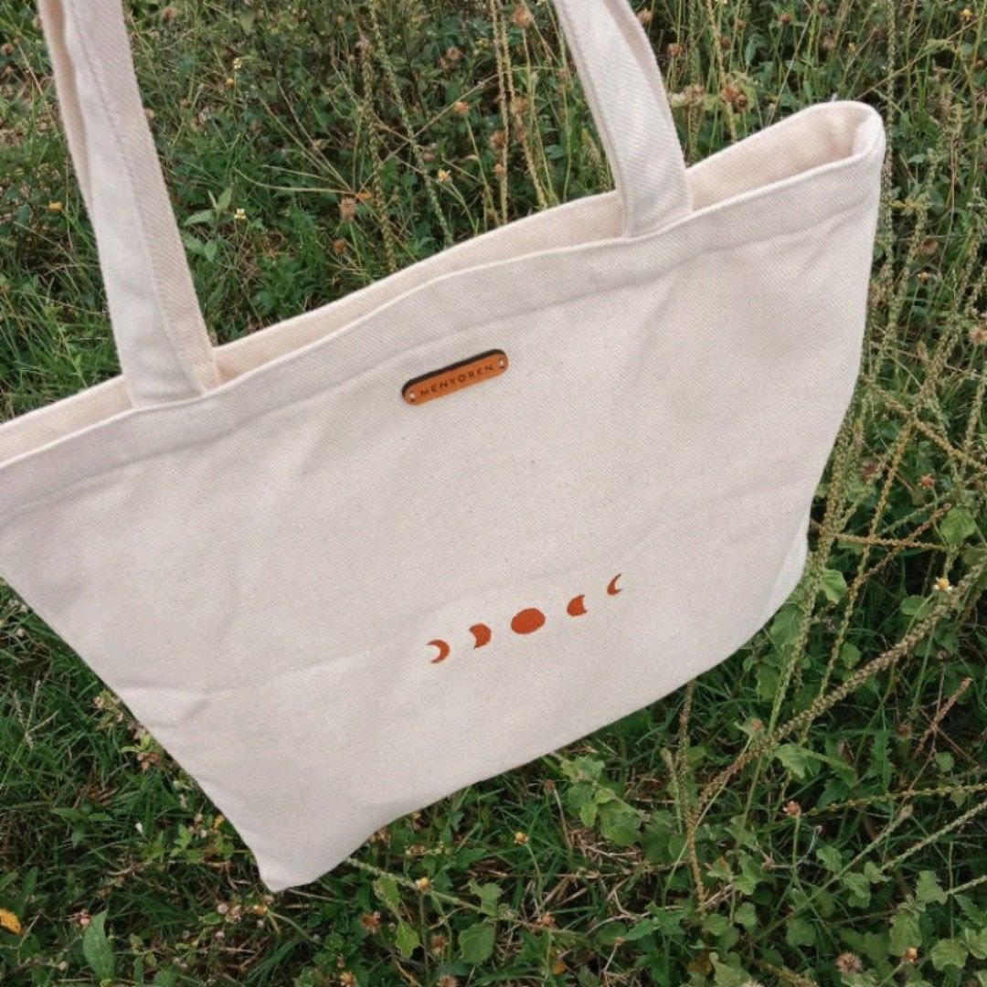 QUANXISH's tweet photo. Handpainted totebag dengan style aesthetic minimalis cocok banget buat kegiatan kampus, ngantor, atau hangout 💅🏻
! 100% handmade, bahan premium !
⭐ 5
🔗 https://t.co/PTWGU0SKwC https://t.co/riwIdu0uWw