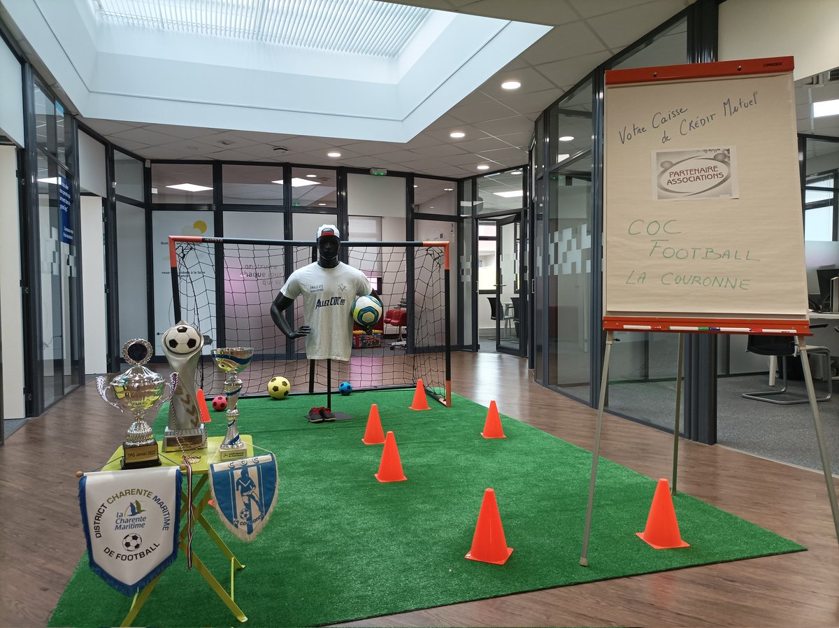 CMSOLaCouronne's tweet photo. Changement de déco et ambiance sportive à l'agence pendant quelques jours ! La CCM met à l'honneur le club COC Foot La Couronne ⚽ @CMSOsecteur16_1 @CMSudOuest @cmarkea https://t.co/BoHbJhJKUk