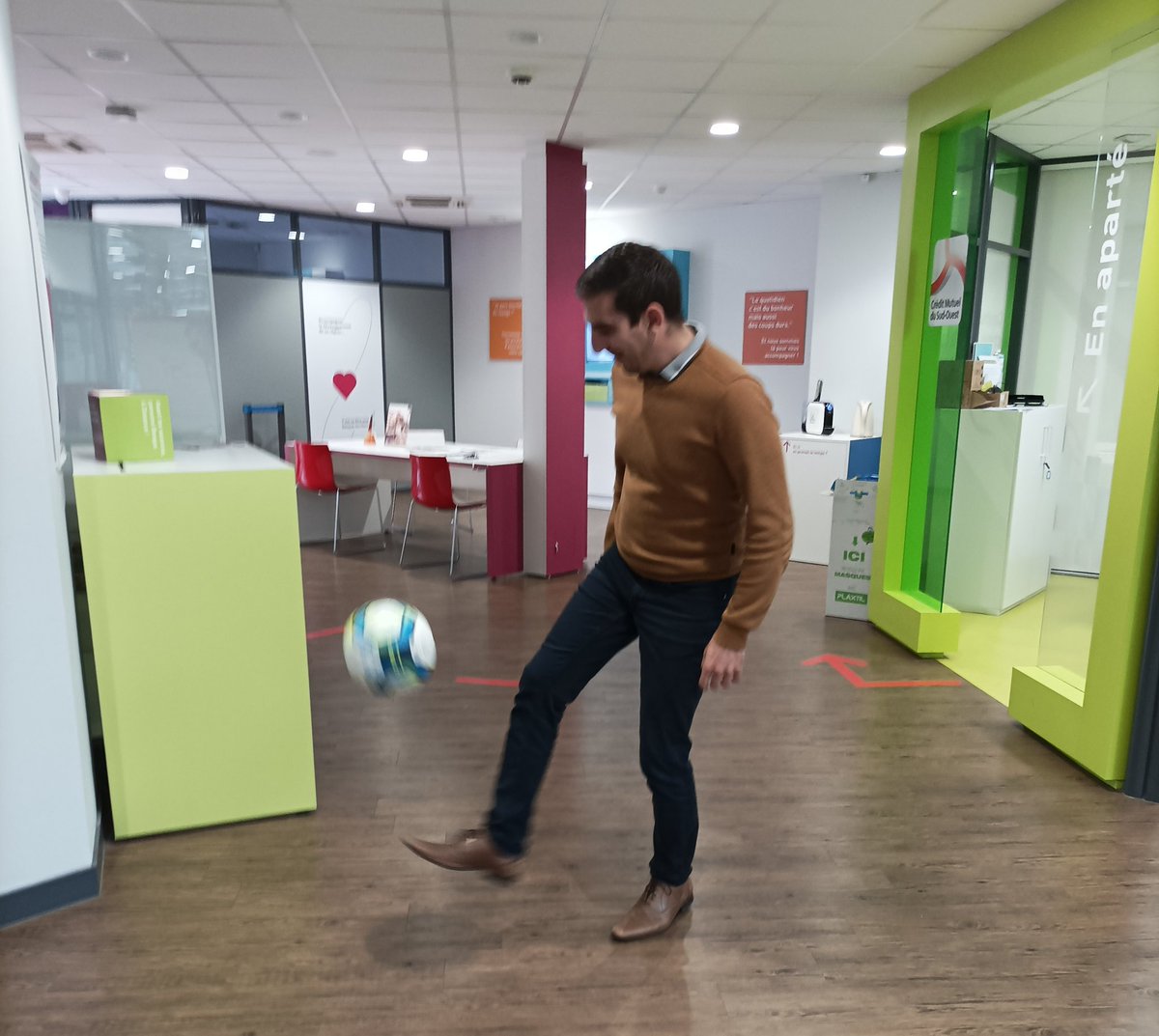 CMSOLaCouronne's tweet photo. Changement de déco et ambiance sportive à l'agence pendant quelques jours ! La CCM met à l'honneur le club COC Foot La Couronne ⚽ @CMSOsecteur16_1 @CMSudOuest @cmarkea https://t.co/BoHbJhJKUk