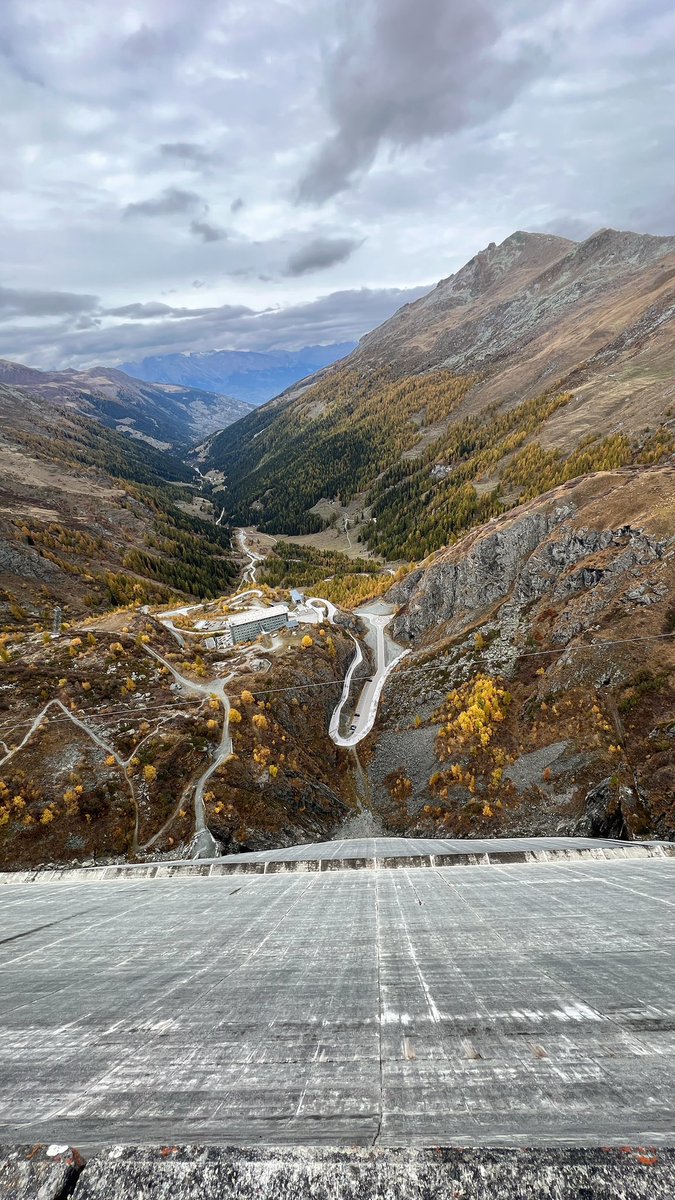 freshiesCrew's tweet photo. So sehen übrigens 286m Höhendifferenz von oben aus. 

#grandedixence https://t.co/m5w33M5VKE