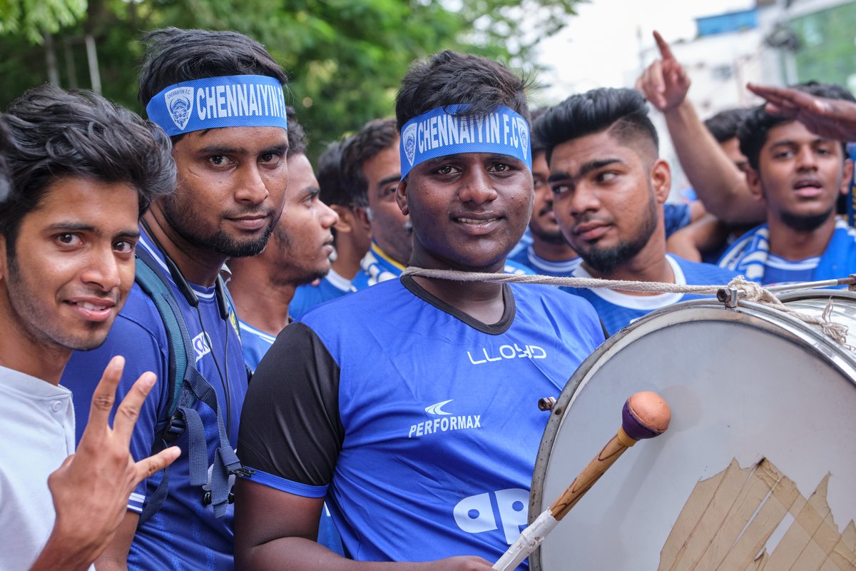 StarSportsTamil's tweet photo. அமைதிய வெச்சு அளக்காதே, புயல் அடிக்கிற அறிகுறி அது தான்💙🛐
Underrated fanbase of ISL👀
#LetsFootball #AllInForChennaiyin #ChennaiyinFC #SuperMachans #BstandBlues https://t.co/BB6a2bnXii