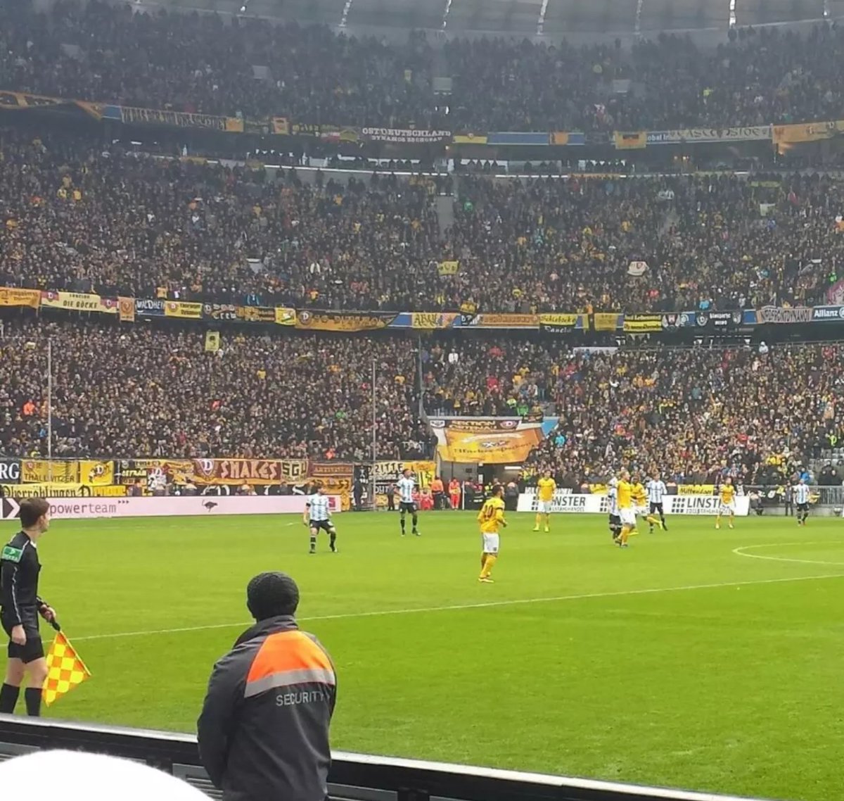FreitalonTour's tweet photo. Dyday..AUUUFFF DYNAMO
LIGA 3
AWAY
ESSEN vs SGD #sgd1953 #ftlot #ud #ultrasdynamo #away #essen #rwe #rwesgd #liga3 #fightergirl #tina #immermituns #fuckcancer https://t.co/u5zePYxNkj