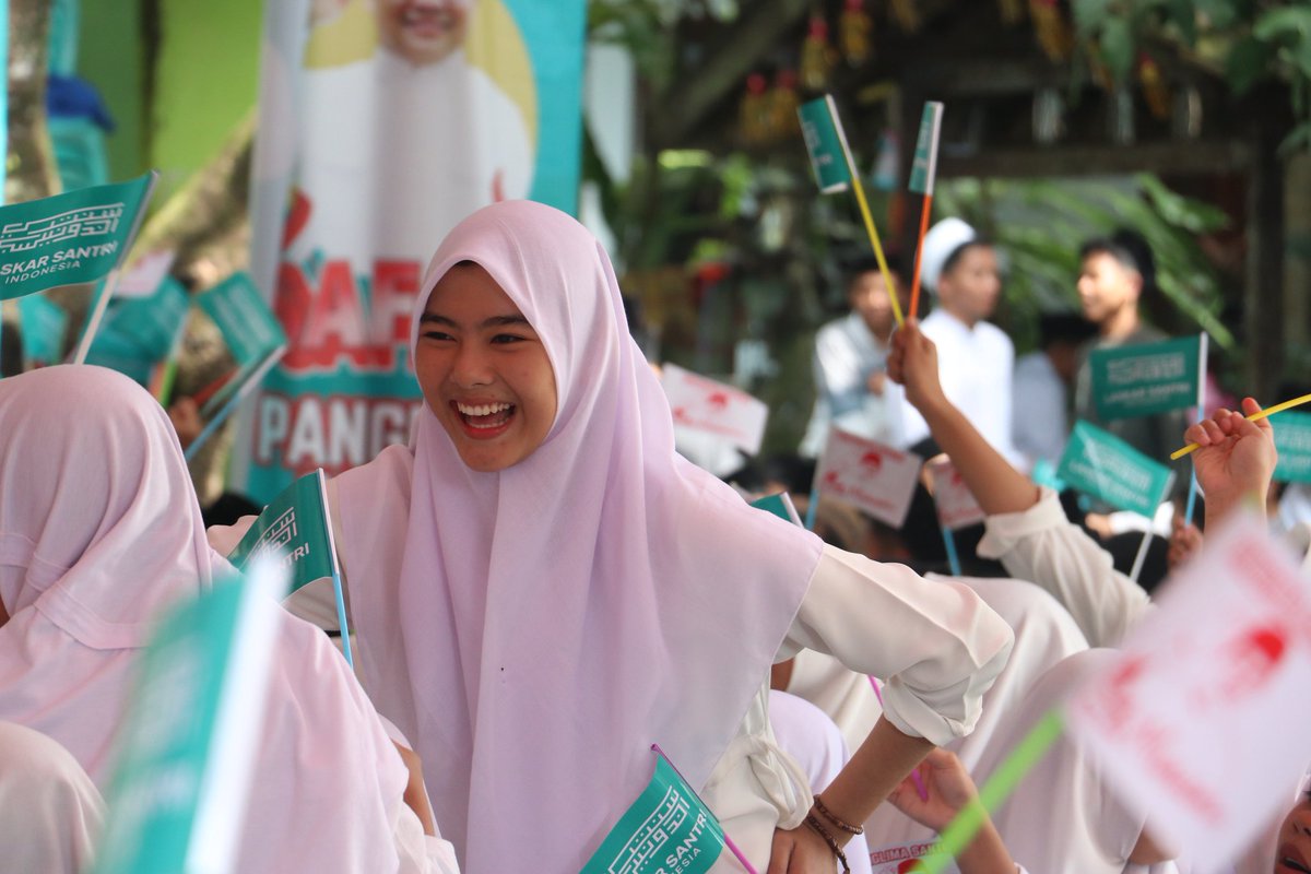 Senyum bahagia santri

#PanglimaSantriuntukNegeri