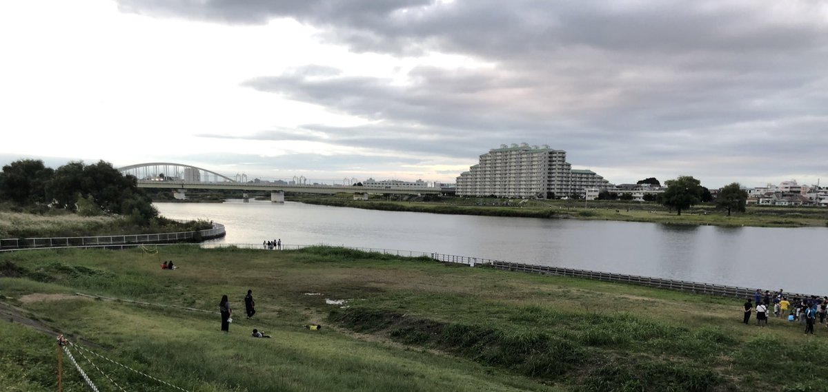 気分落ち着かせようと多摩川河川敷に来たけど人多くてあんま気休めにならない😅